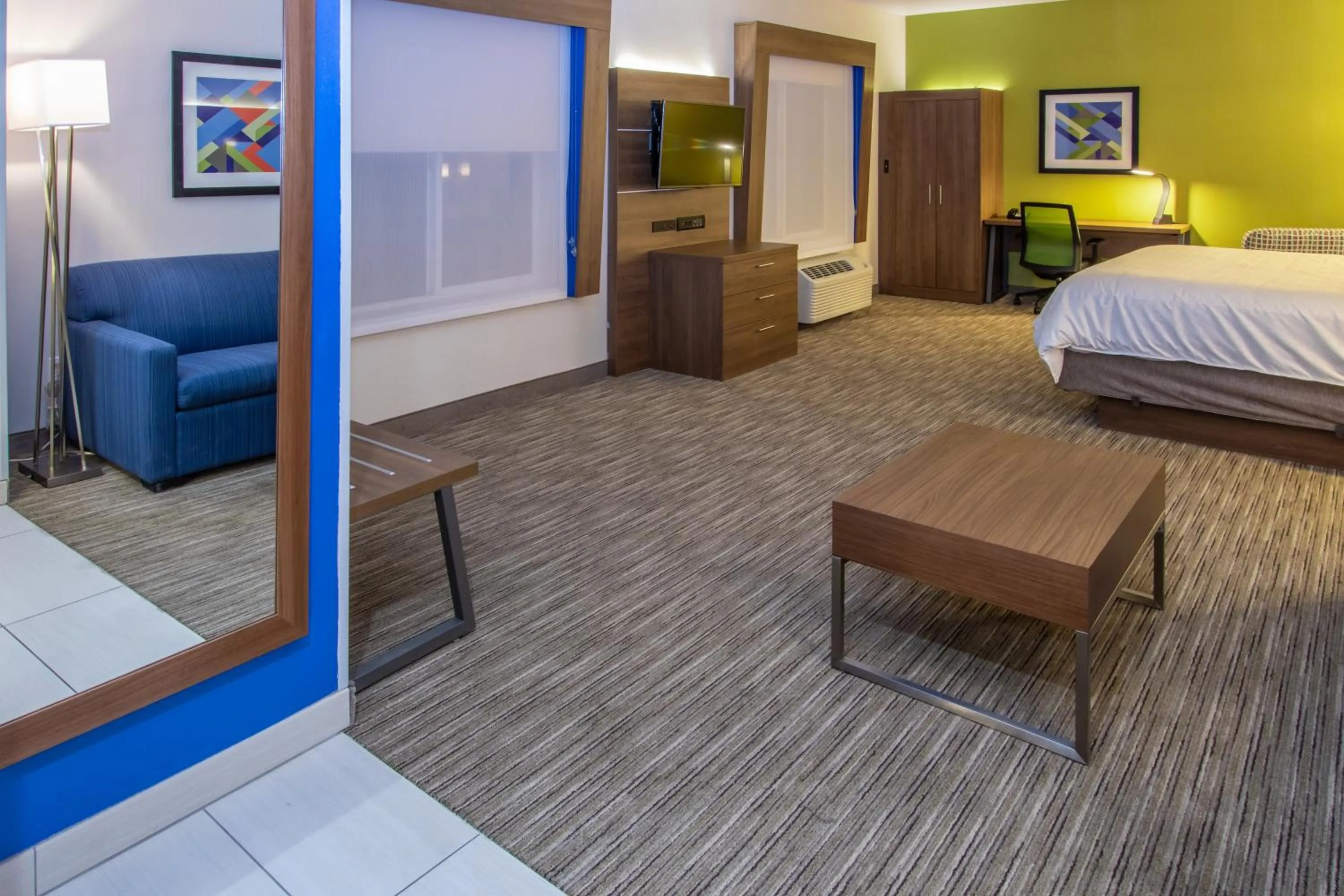 Photo of the whole room, Bed in Holiday Inn Express Hotel & Suites Roseville - Galleria Area by IHG