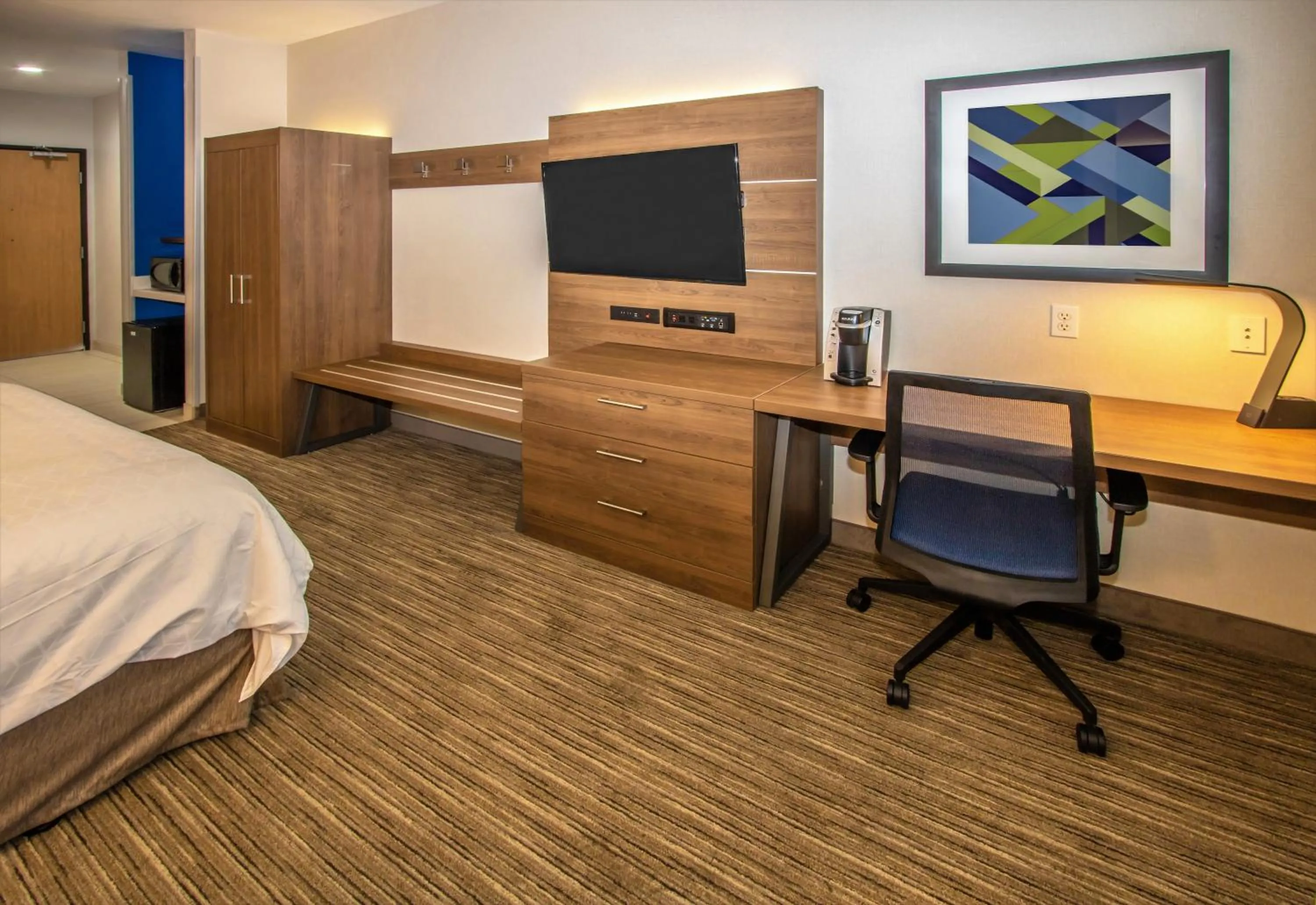 Photo of the whole room, Bed in Holiday Inn Express Hotel & Suites Roseville - Galleria Area by IHG