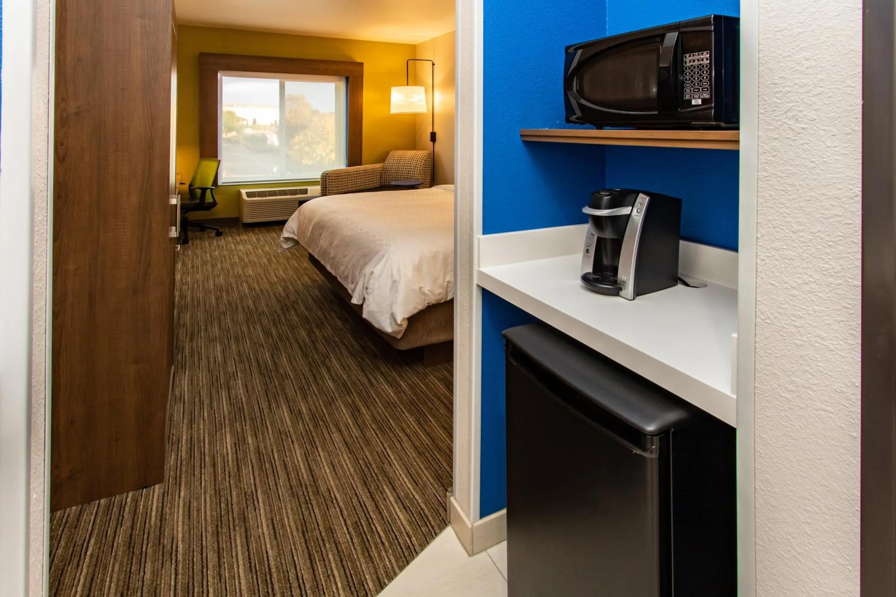 Photo of the whole room, Bed in Holiday Inn Express Hotel & Suites Roseville - Galleria Area by IHG