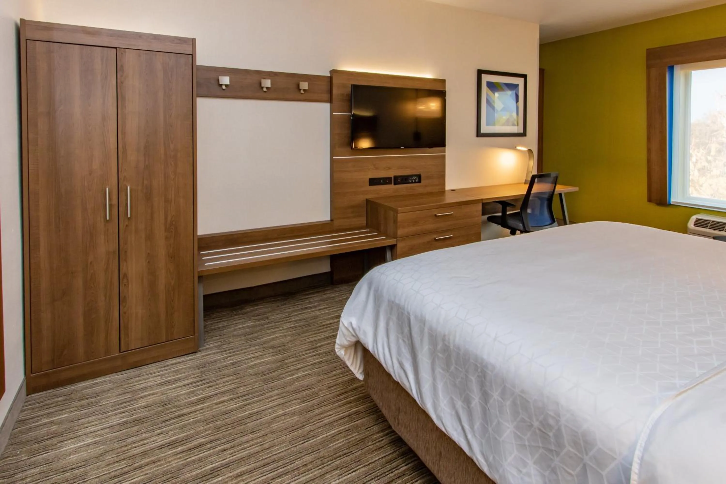Photo of the whole room, Bed in Holiday Inn Express Hotel & Suites Roseville - Galleria Area by IHG