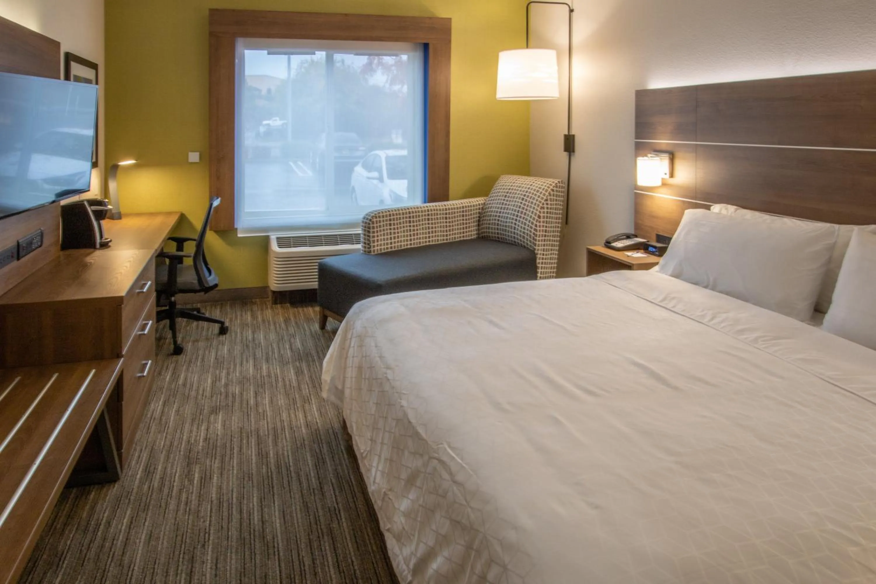 Photo of the whole room, Bed in Holiday Inn Express Hotel & Suites Roseville - Galleria Area by IHG
