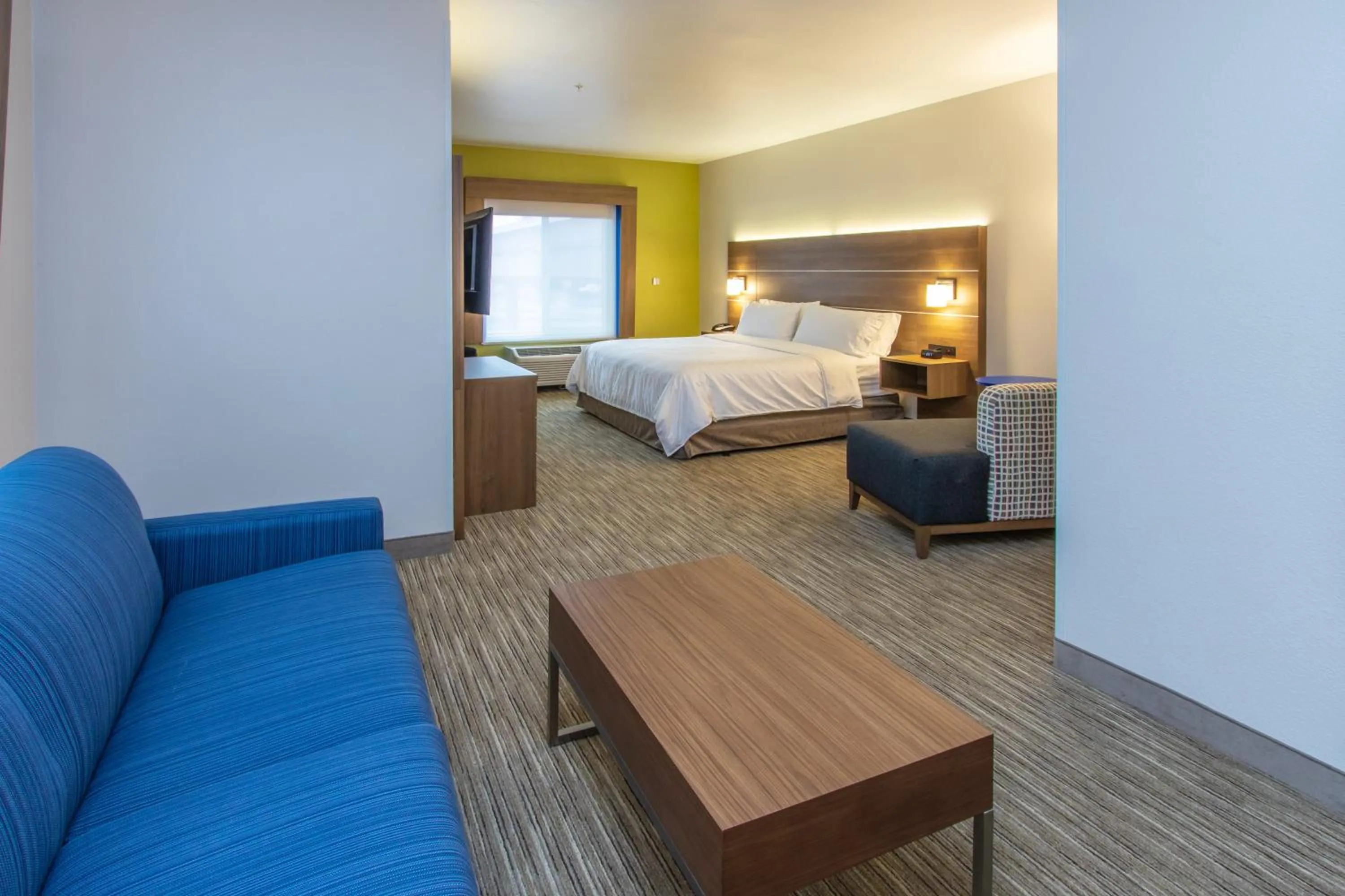 Photo of the whole room, Bed in Holiday Inn Express Hotel & Suites Roseville - Galleria Area by IHG