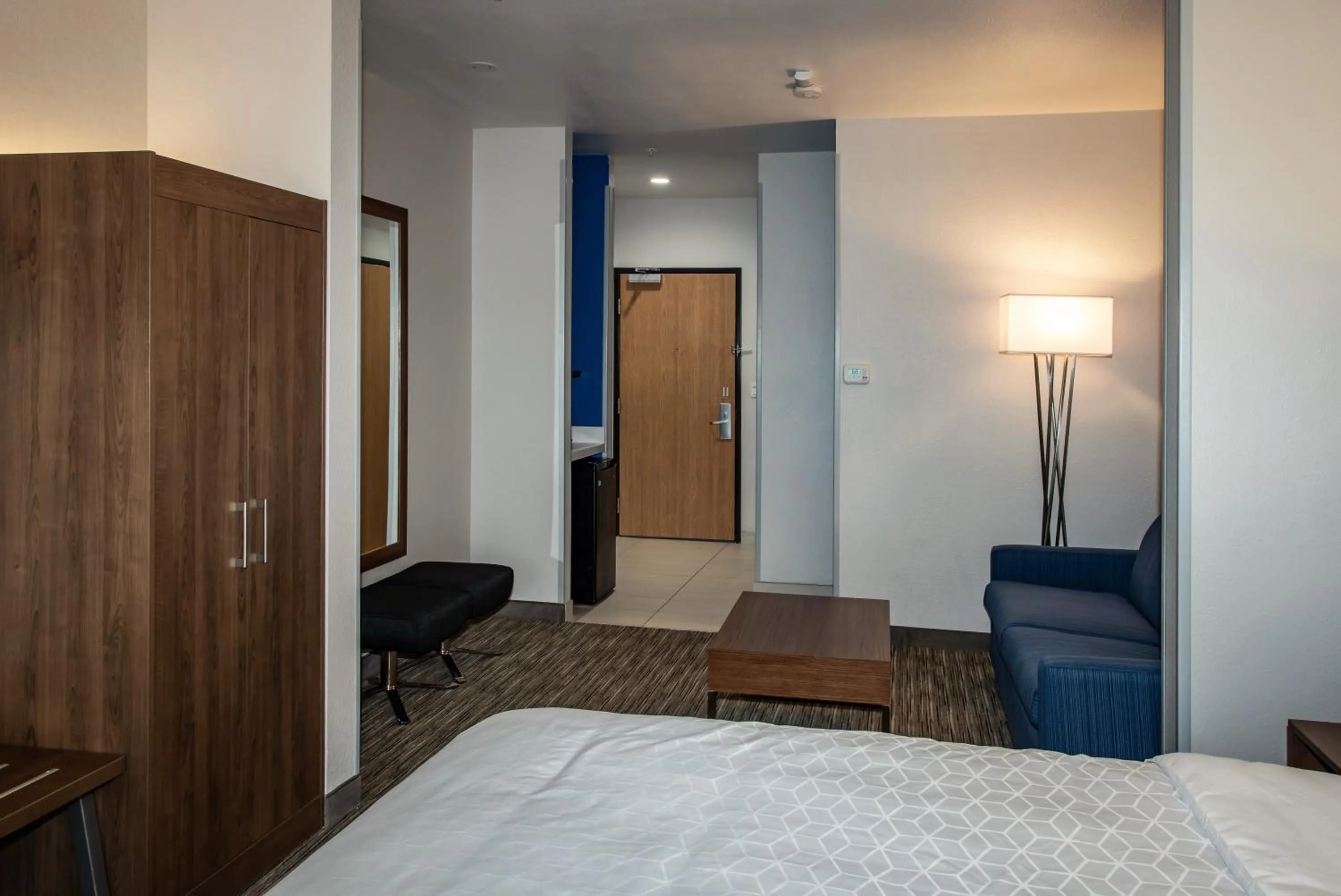 Photo of the whole room, Bed in Holiday Inn Express Hotel & Suites Roseville - Galleria Area by IHG