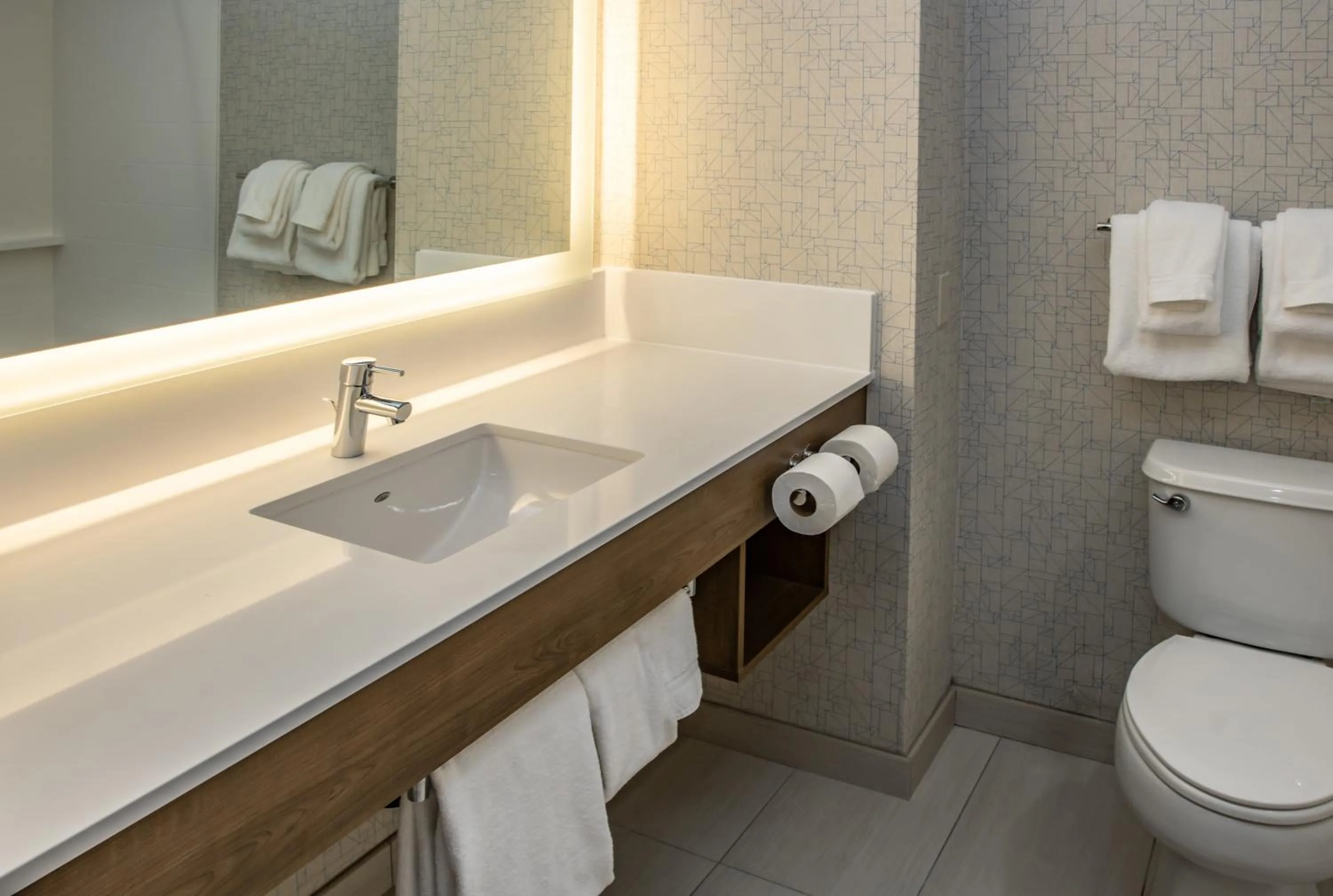 Photo of the whole room in Holiday Inn Express Hotel & Suites Roseville - Galleria Area by IHG