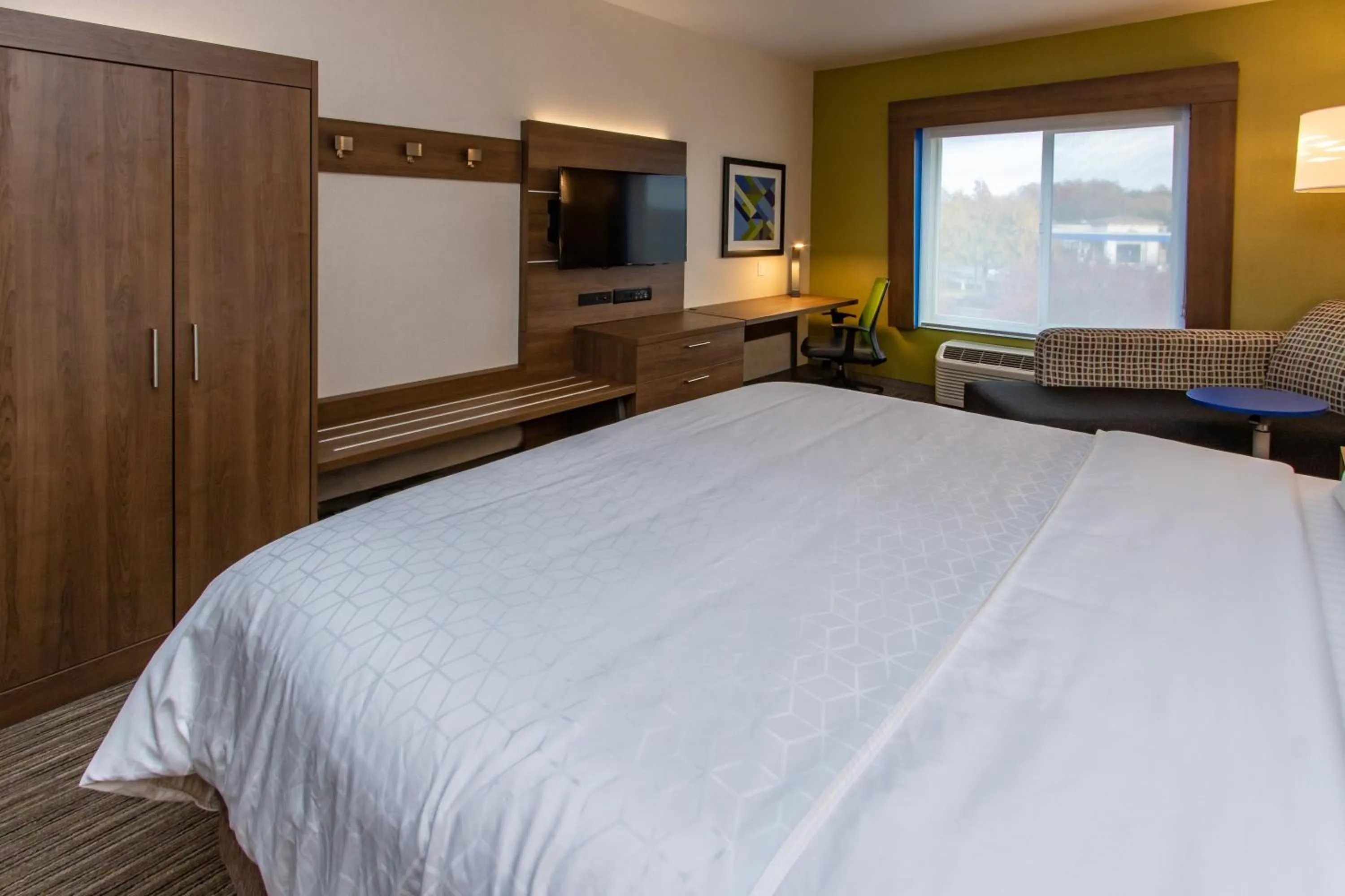 Photo of the whole room, Bed in Holiday Inn Express Hotel & Suites Roseville - Galleria Area by IHG