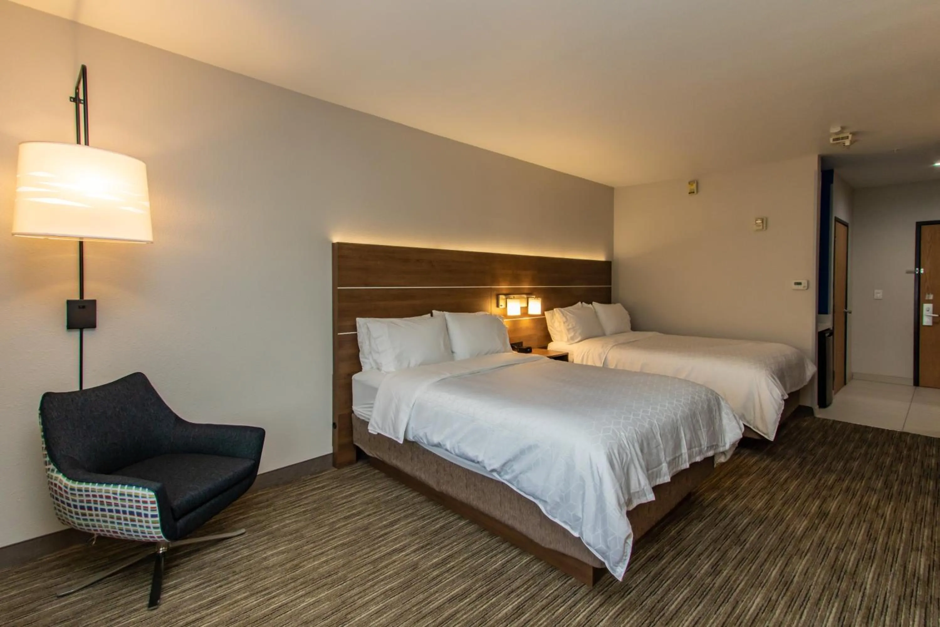 Photo of the whole room, Bed in Holiday Inn Express Hotel & Suites Roseville - Galleria Area by IHG