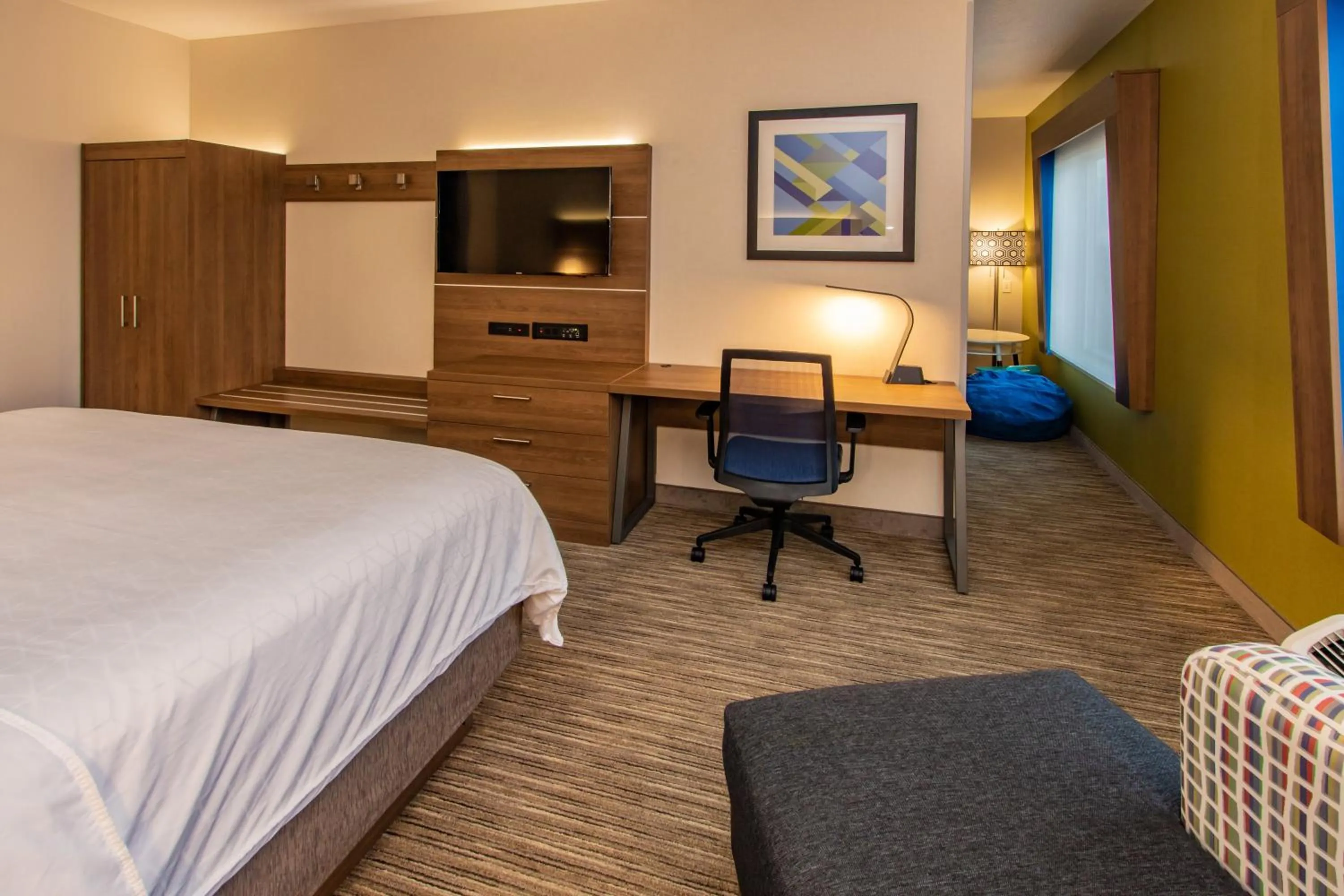 Photo of the whole room, Bed in Holiday Inn Express Hotel & Suites Roseville - Galleria Area by IHG