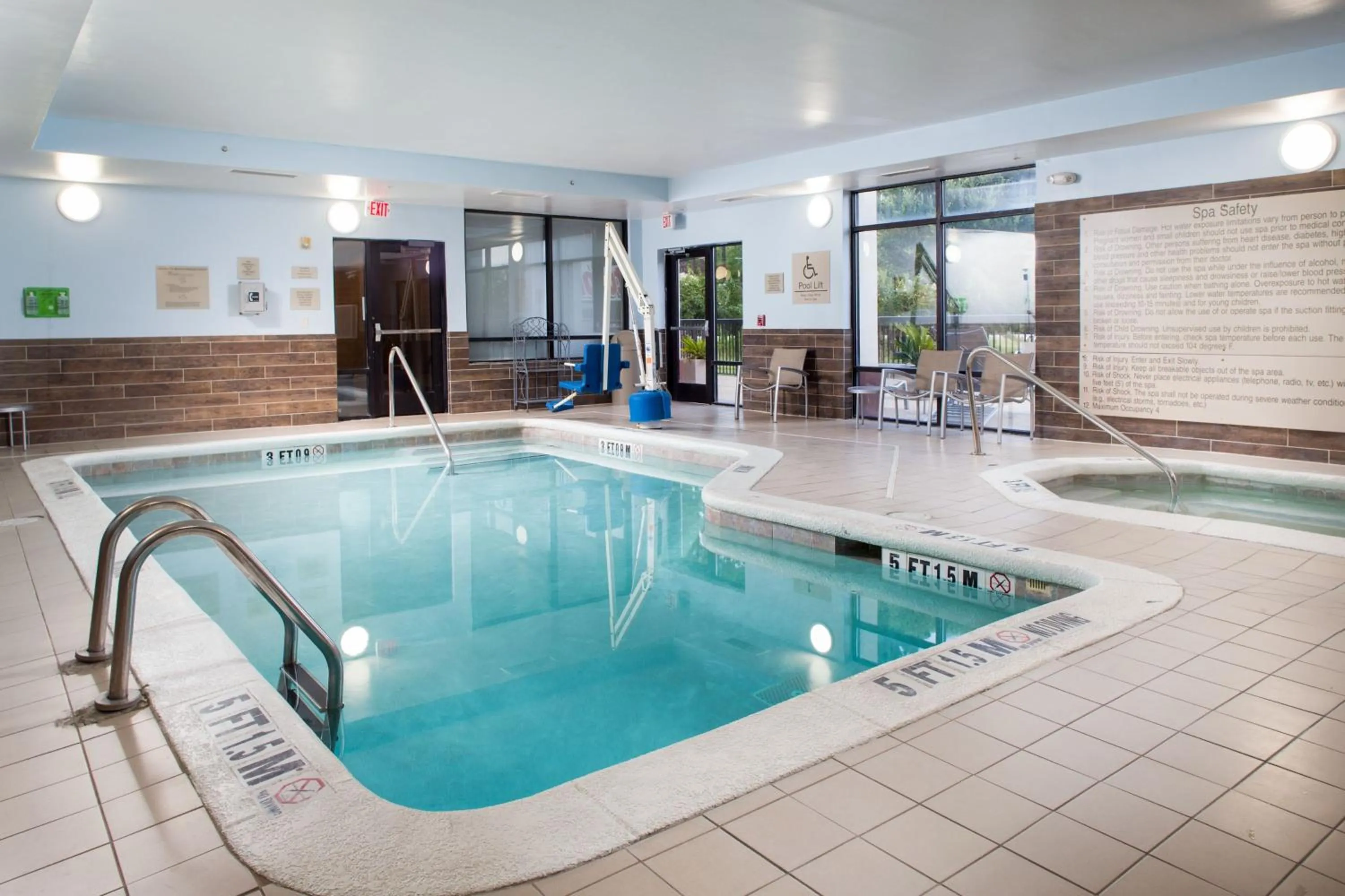 Swimming pool in SpringHill Suites Savannah Airport