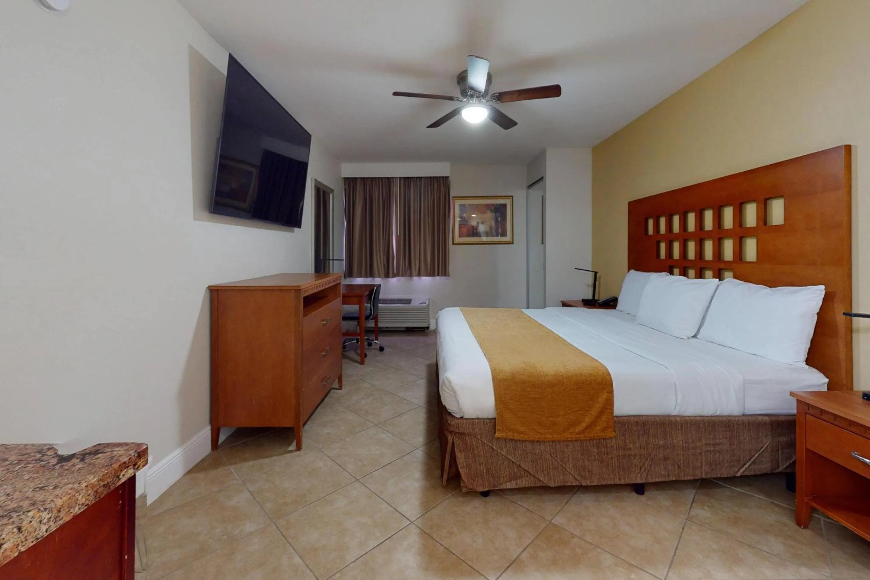 Bedroom, Bed in Rodeway Inn & Suites Fort Lauderdale Airport & Cruise Port