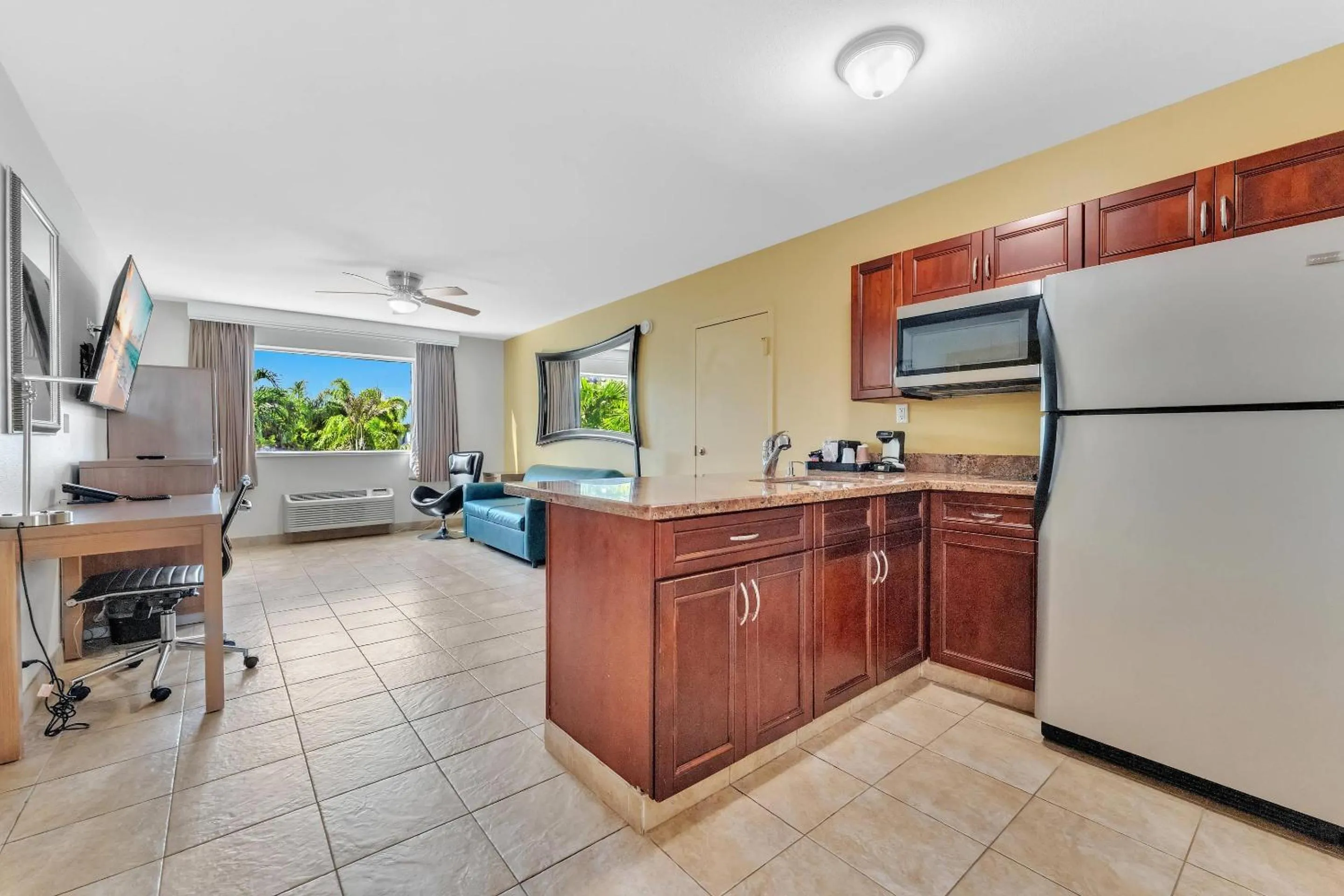 Bedroom in Rodeway Inn & Suites Fort Lauderdale Airport & Cruise Port
