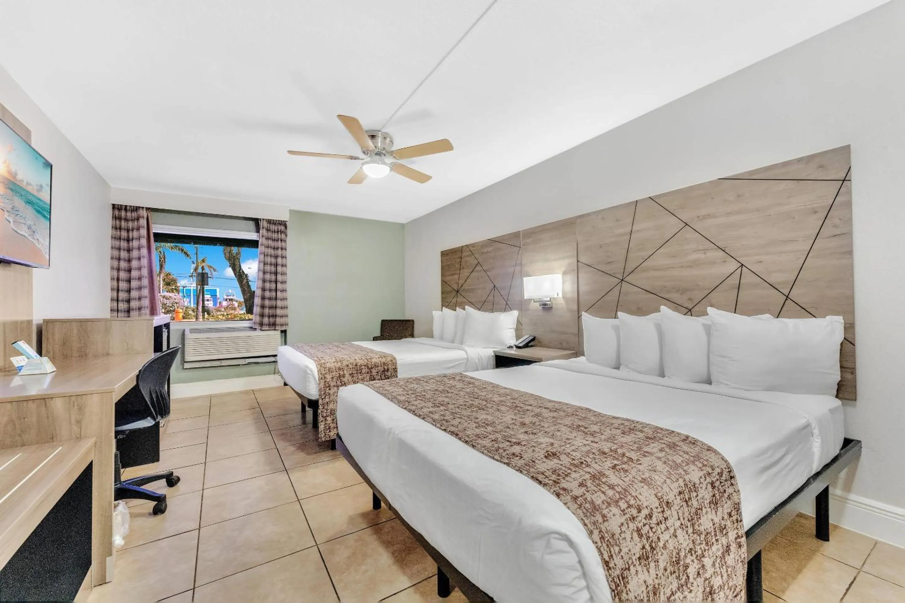 Bedroom, Bed in Rodeway Inn & Suites Fort Lauderdale Airport & Cruise Port