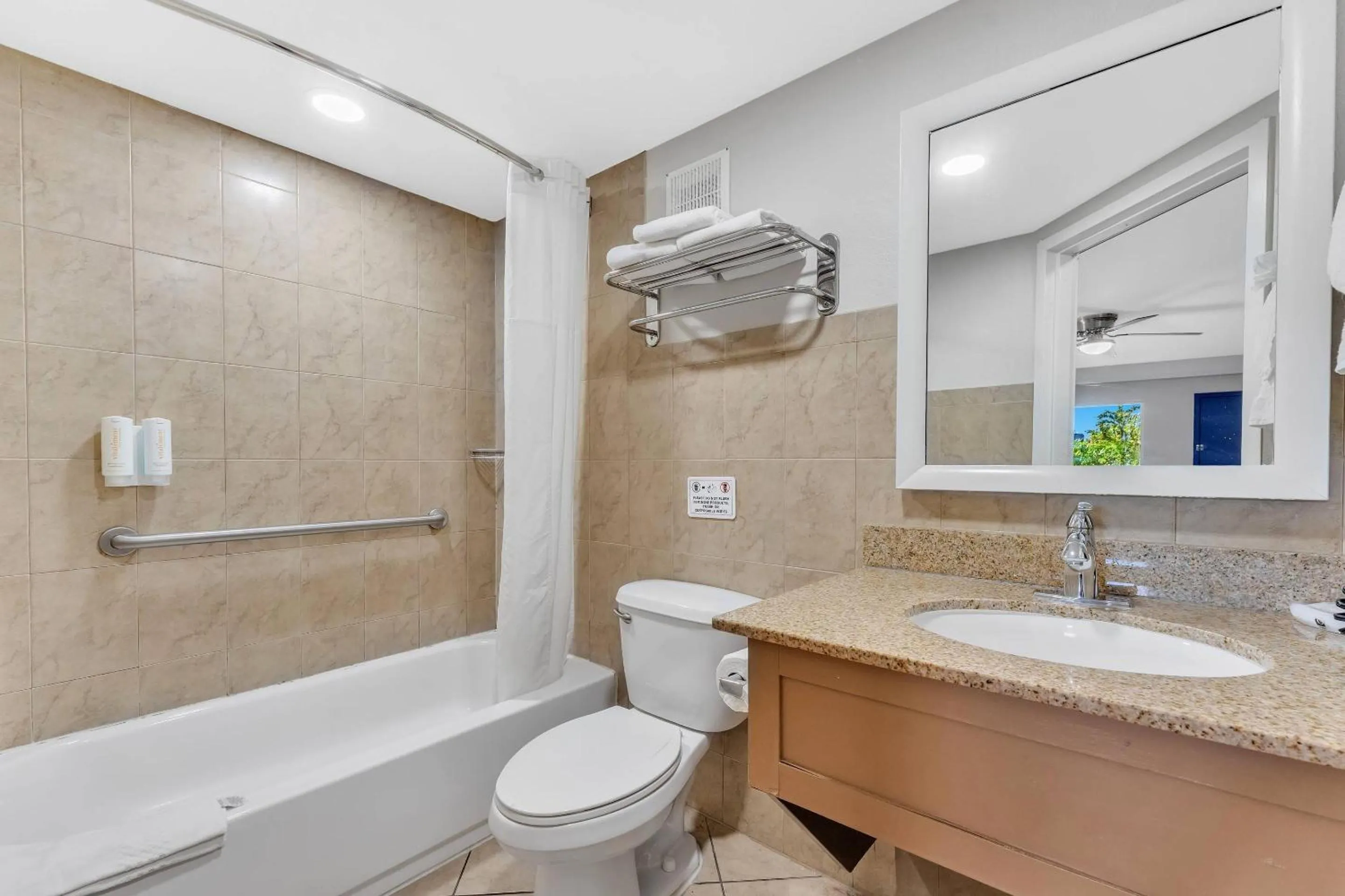 Bedroom in Rodeway Inn & Suites Fort Lauderdale Airport & Cruise Port