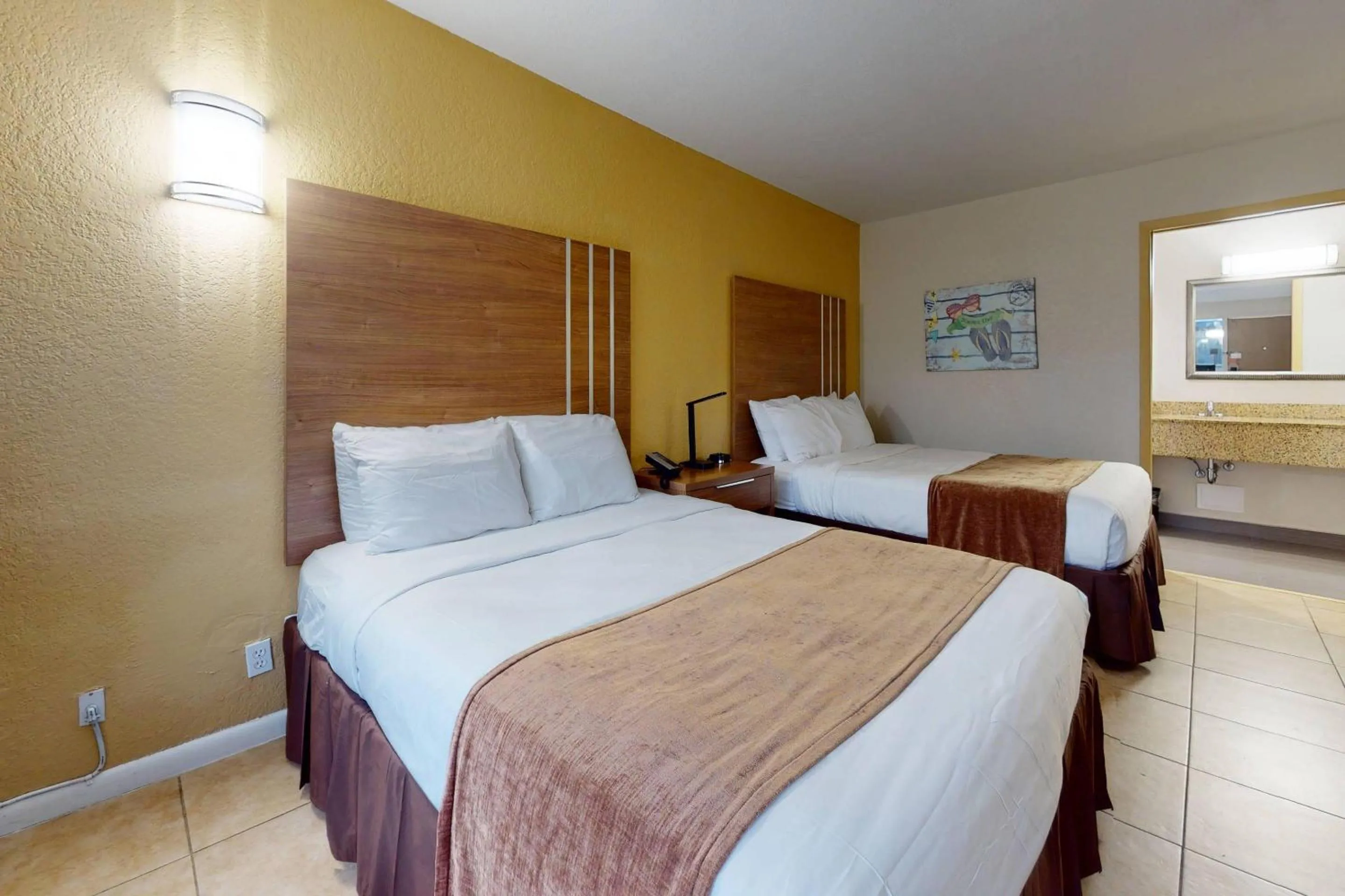 Bedroom, Bed in Rodeway Inn & Suites Fort Lauderdale Airport & Cruise Port