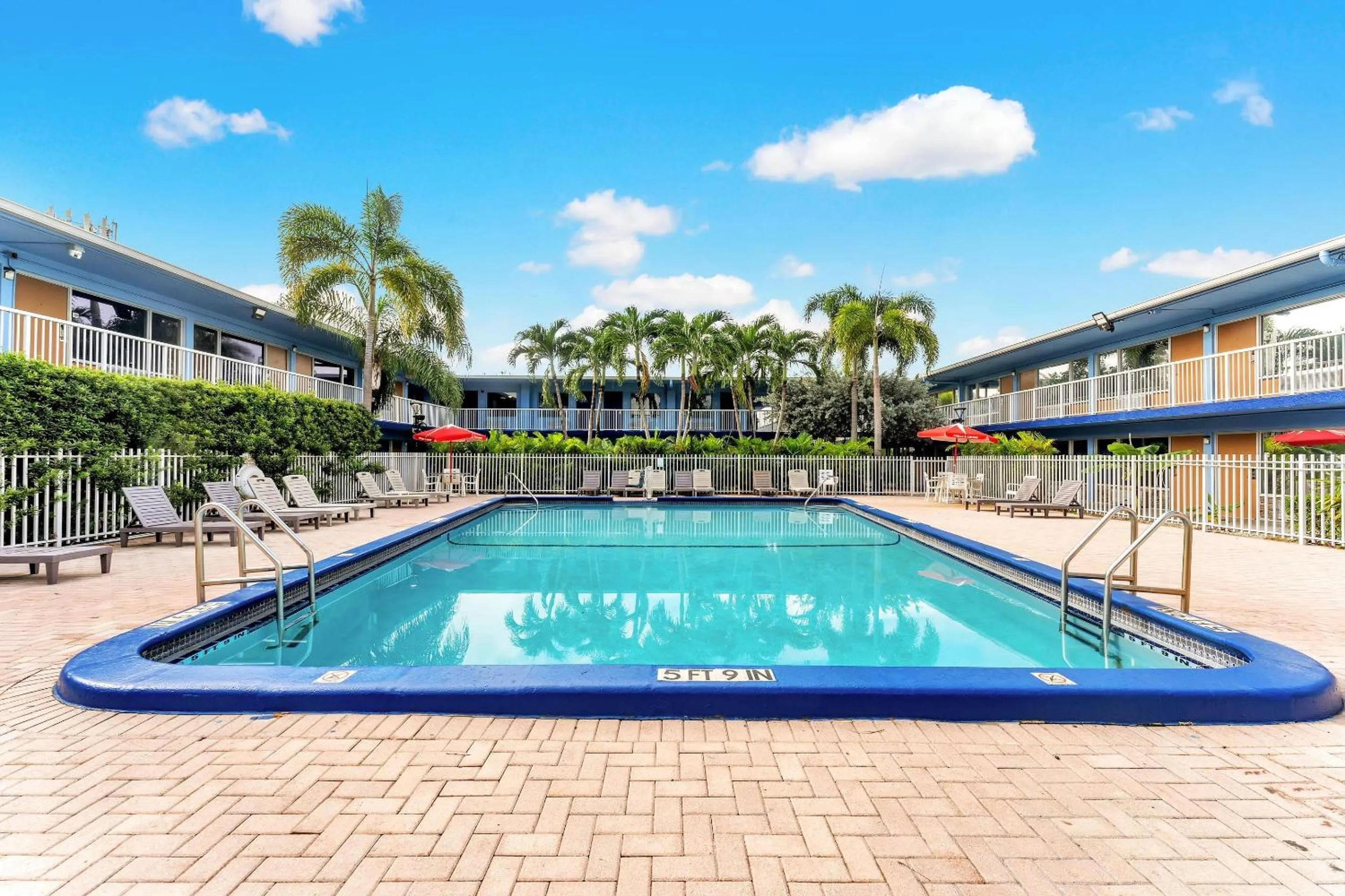 Swimming pool in Rodeway Inn & Suites Fort Lauderdale Airport & Cruise Port