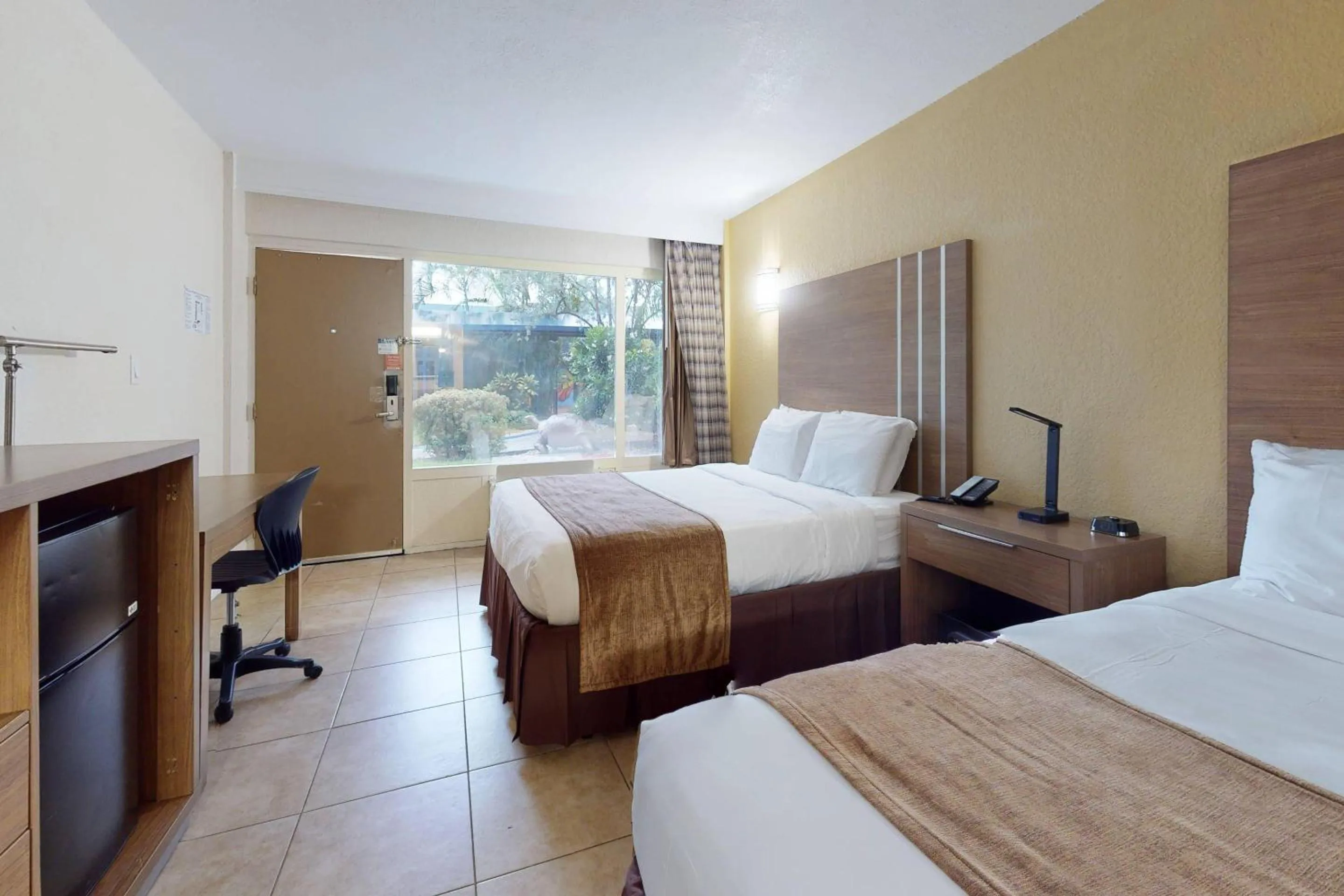 Bedroom, Bed in Rodeway Inn & Suites Fort Lauderdale Airport & Cruise Port