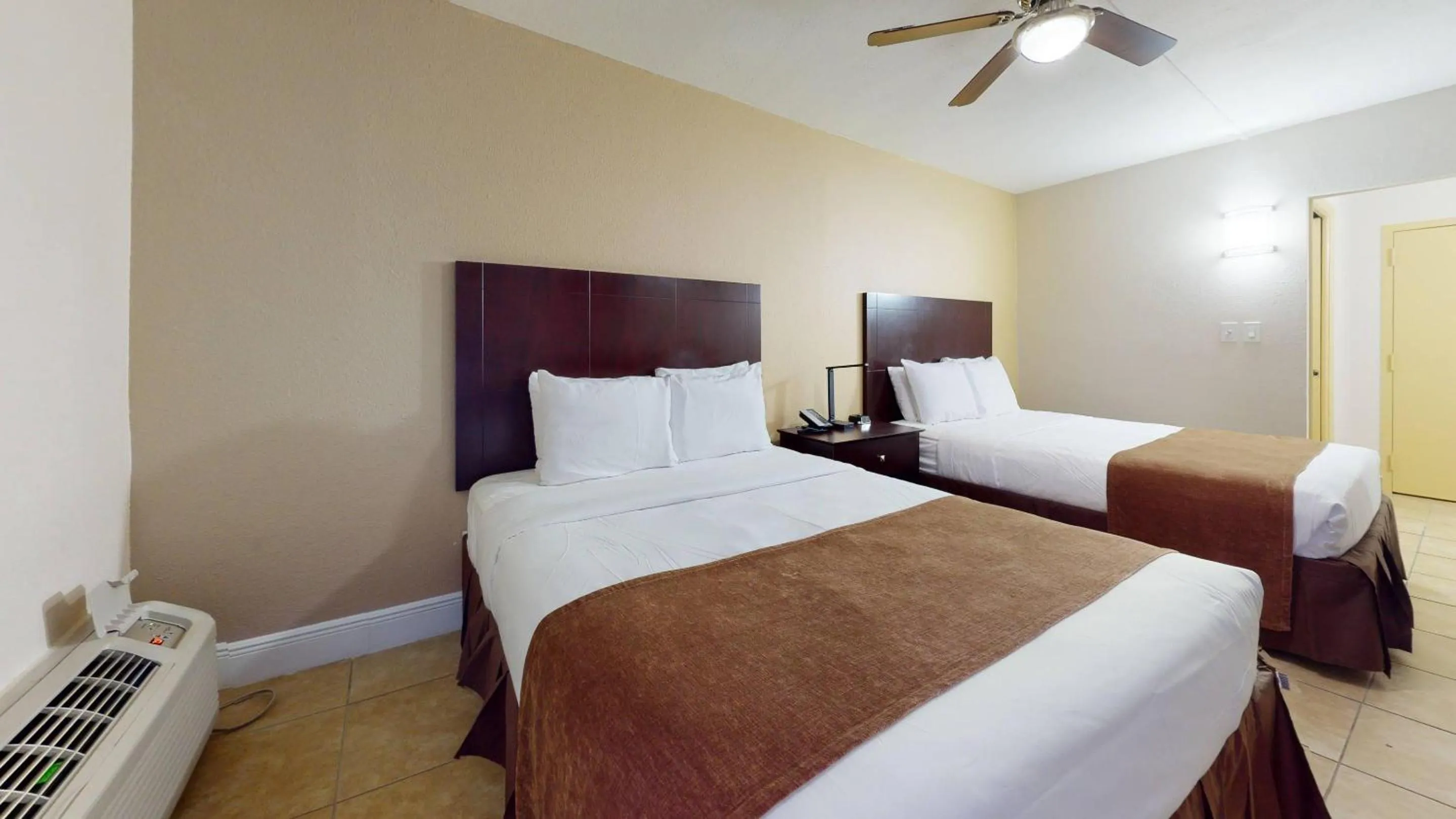 Bedroom, Bed in Rodeway Inn & Suites Fort Lauderdale Airport & Cruise Port