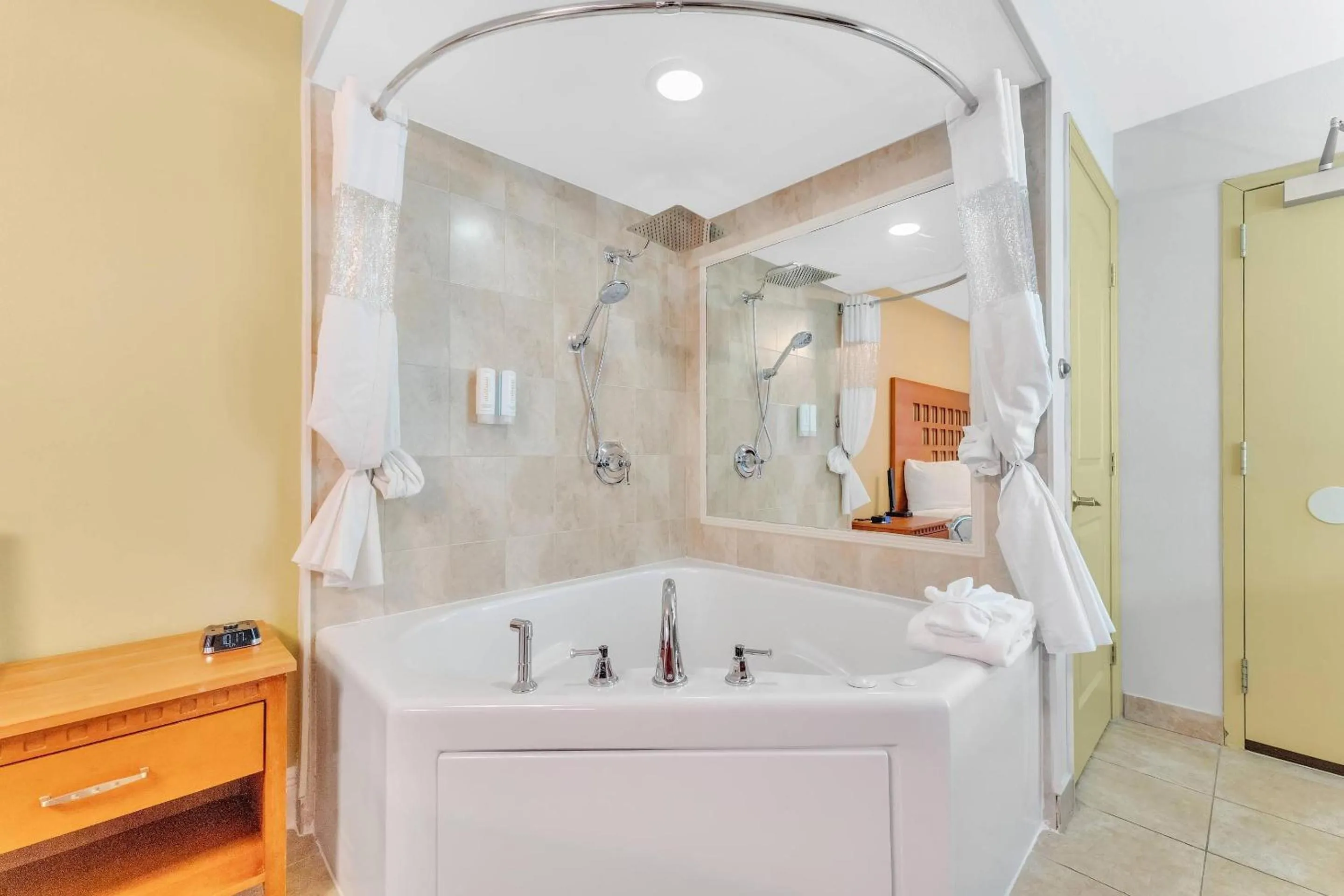 Bedroom in Rodeway Inn & Suites Fort Lauderdale Airport & Cruise Port