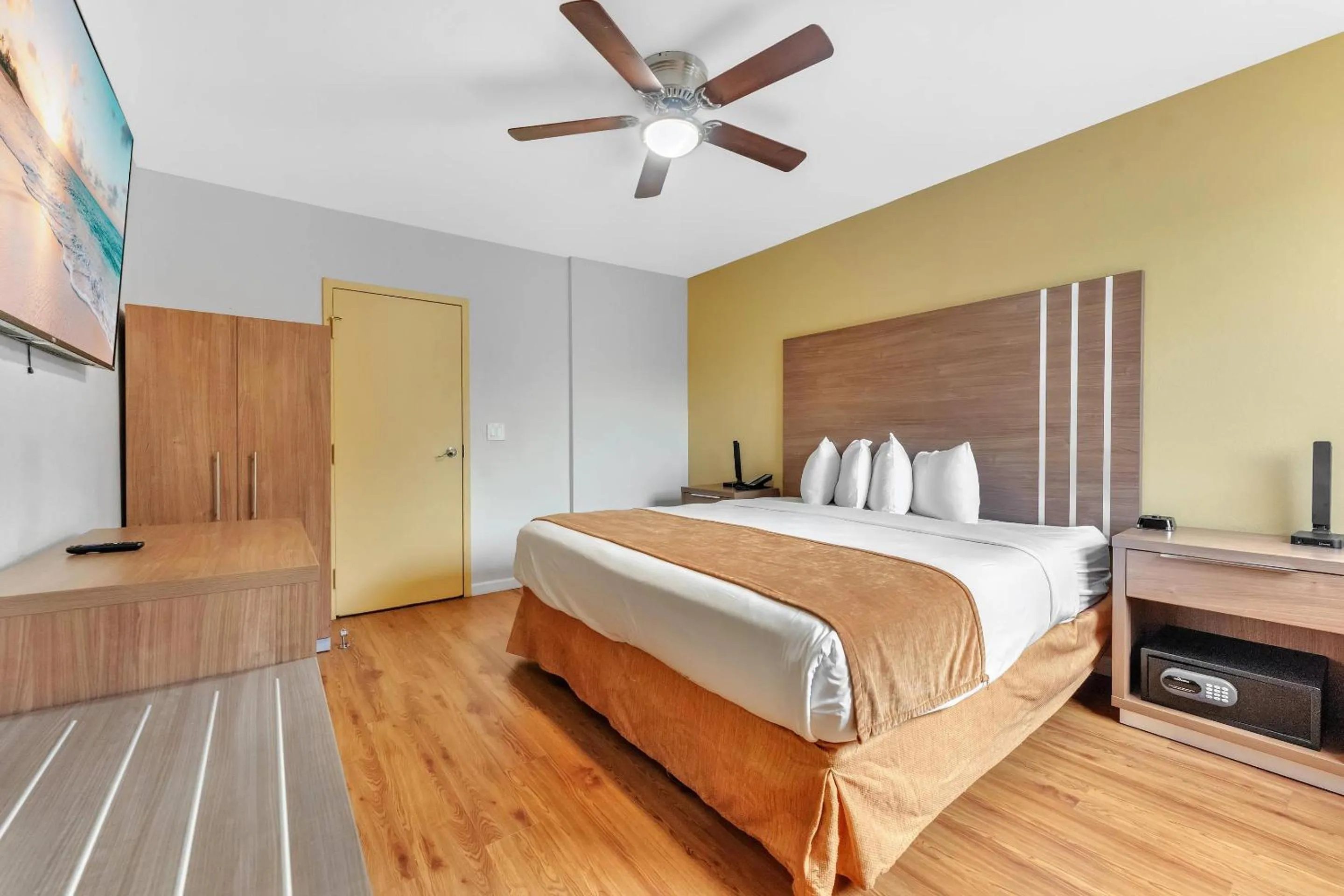 Bedroom, Bed in Rodeway Inn & Suites Fort Lauderdale Airport & Cruise Port