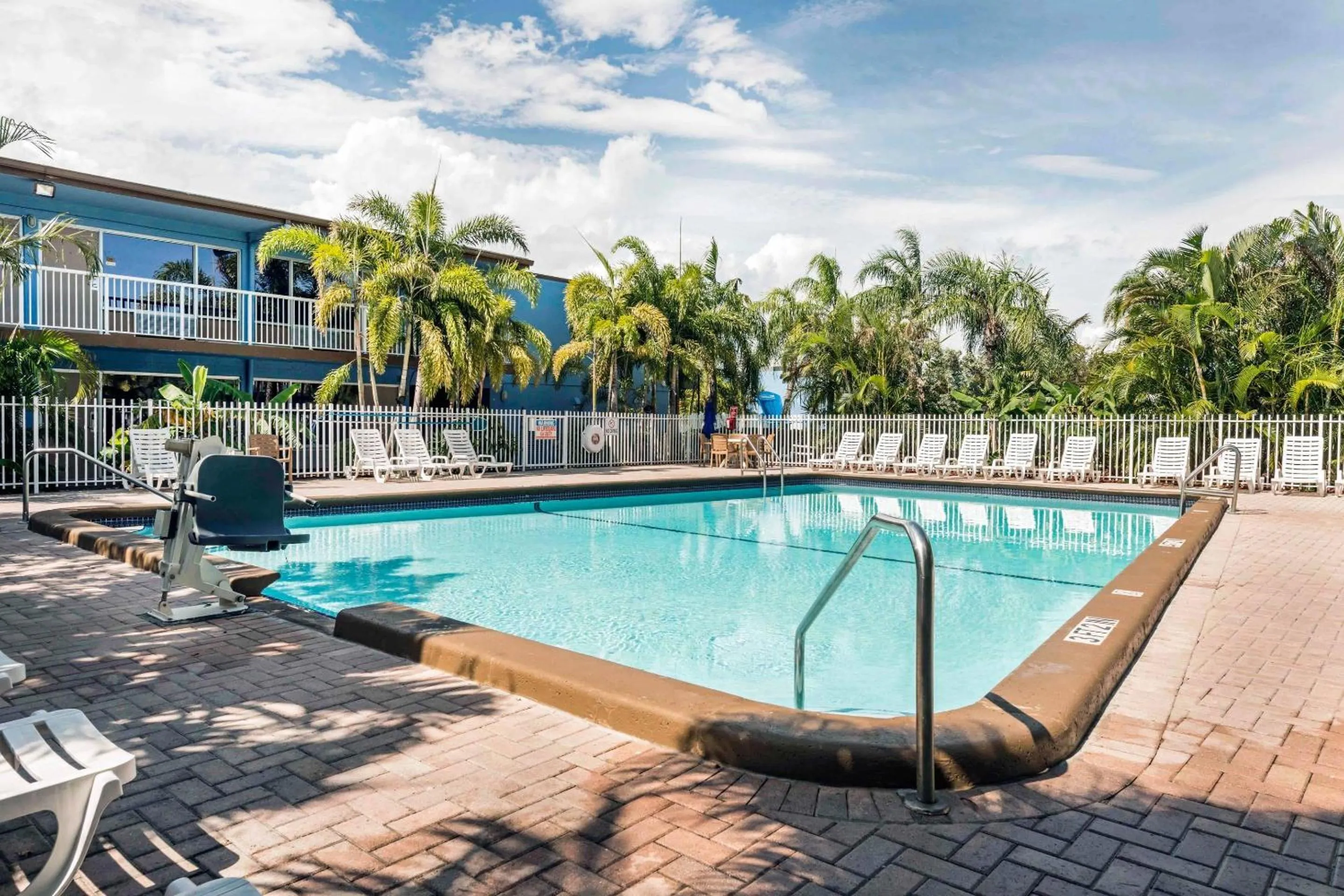 Swimming pool in Rodeway Inn & Suites Fort Lauderdale Airport & Cruise Port