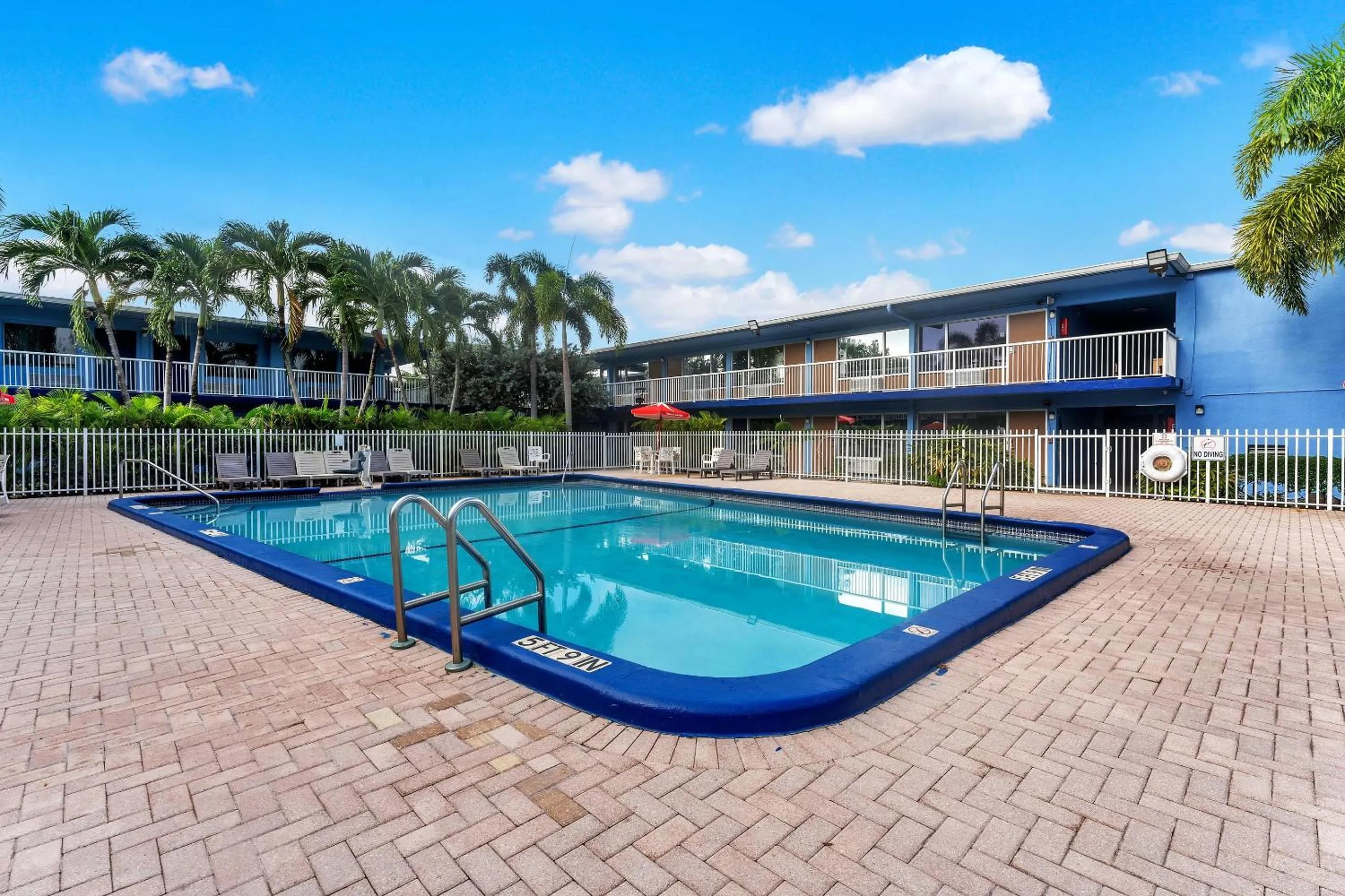 Swimming pool in Rodeway Inn & Suites Fort Lauderdale Airport & Cruise Port
