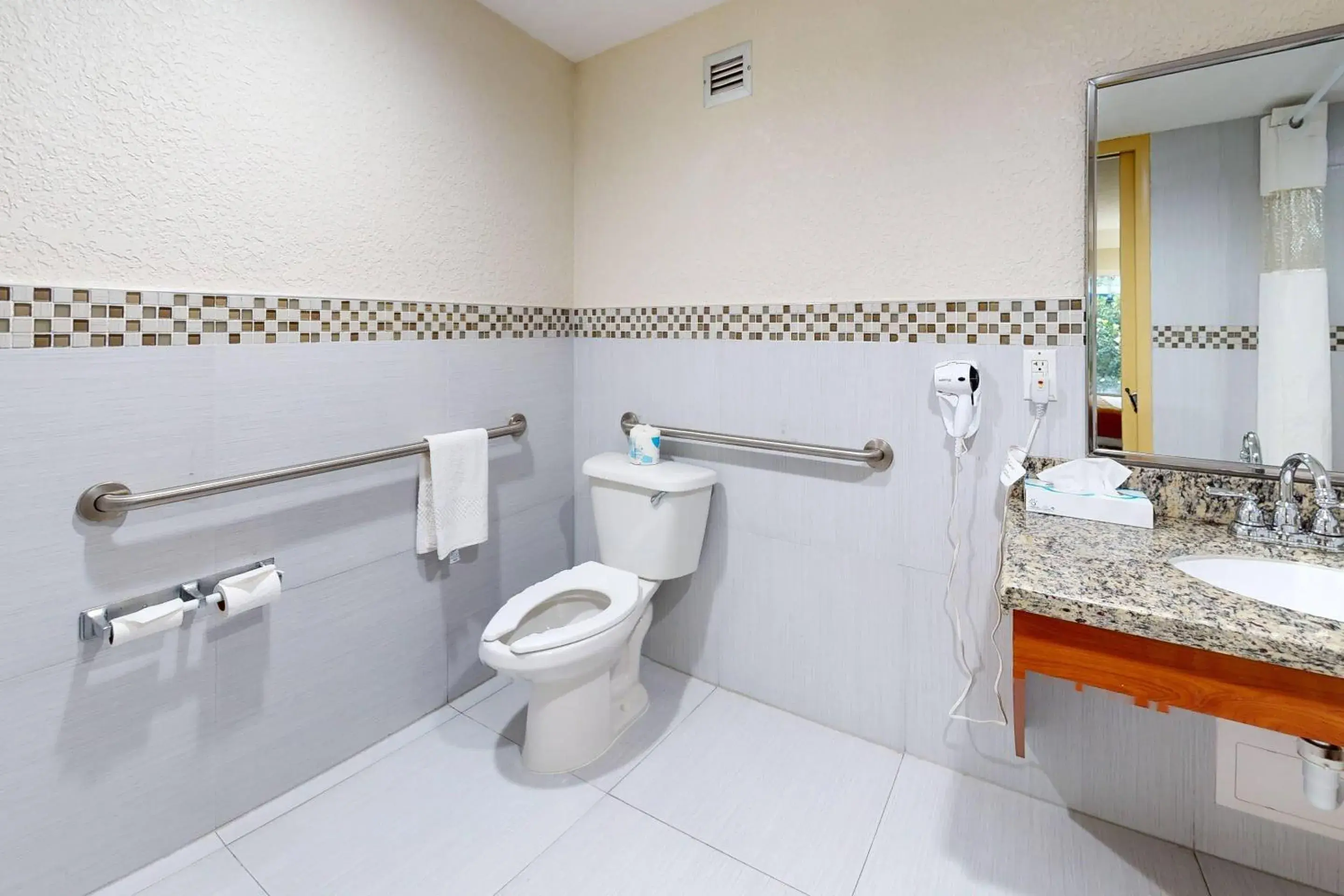 Deluxe King Room with Disability Access - Non-Smoking in Rodeway Inn & Suites Fort Lauderdale Airport & Cruise Port Deluxe King Room with Disability Access - Non-Smoking in Rodeway Inn & Suites Fort Lauderdale Airport & Cruise Port