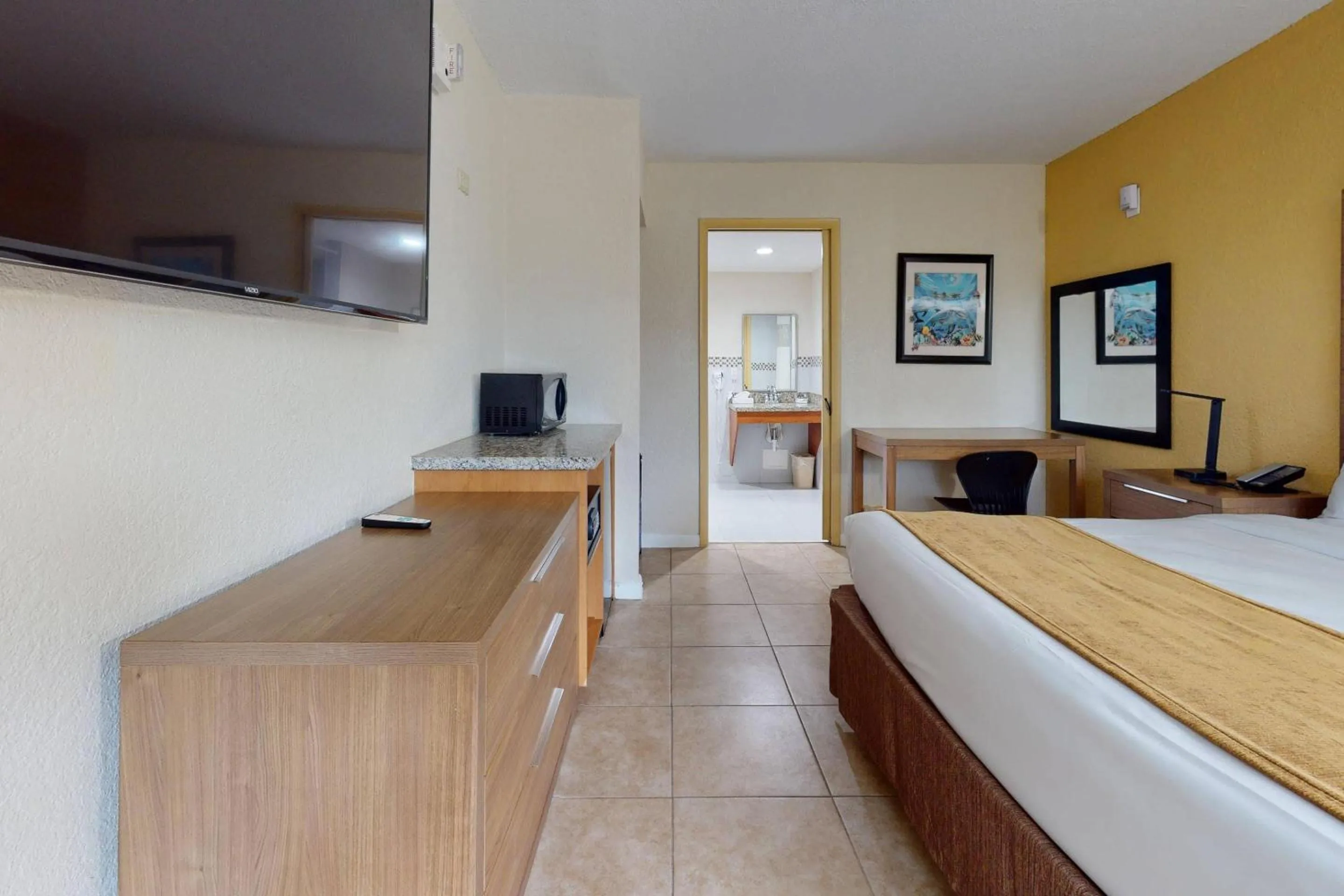 Bedroom, Bed in Rodeway Inn & Suites Fort Lauderdale Airport & Cruise Port