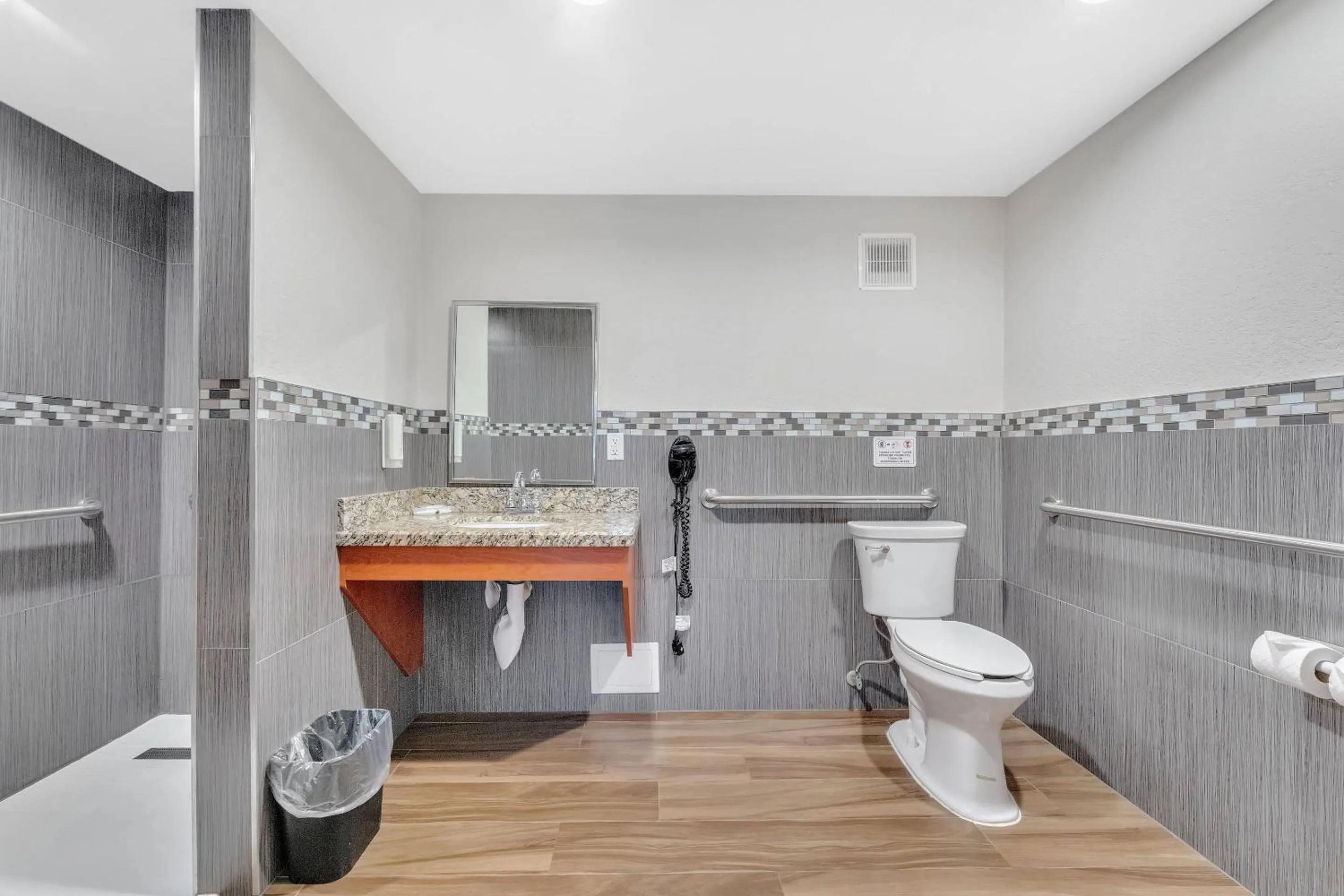 Bedroom in Rodeway Inn & Suites Fort Lauderdale Airport & Cruise Port