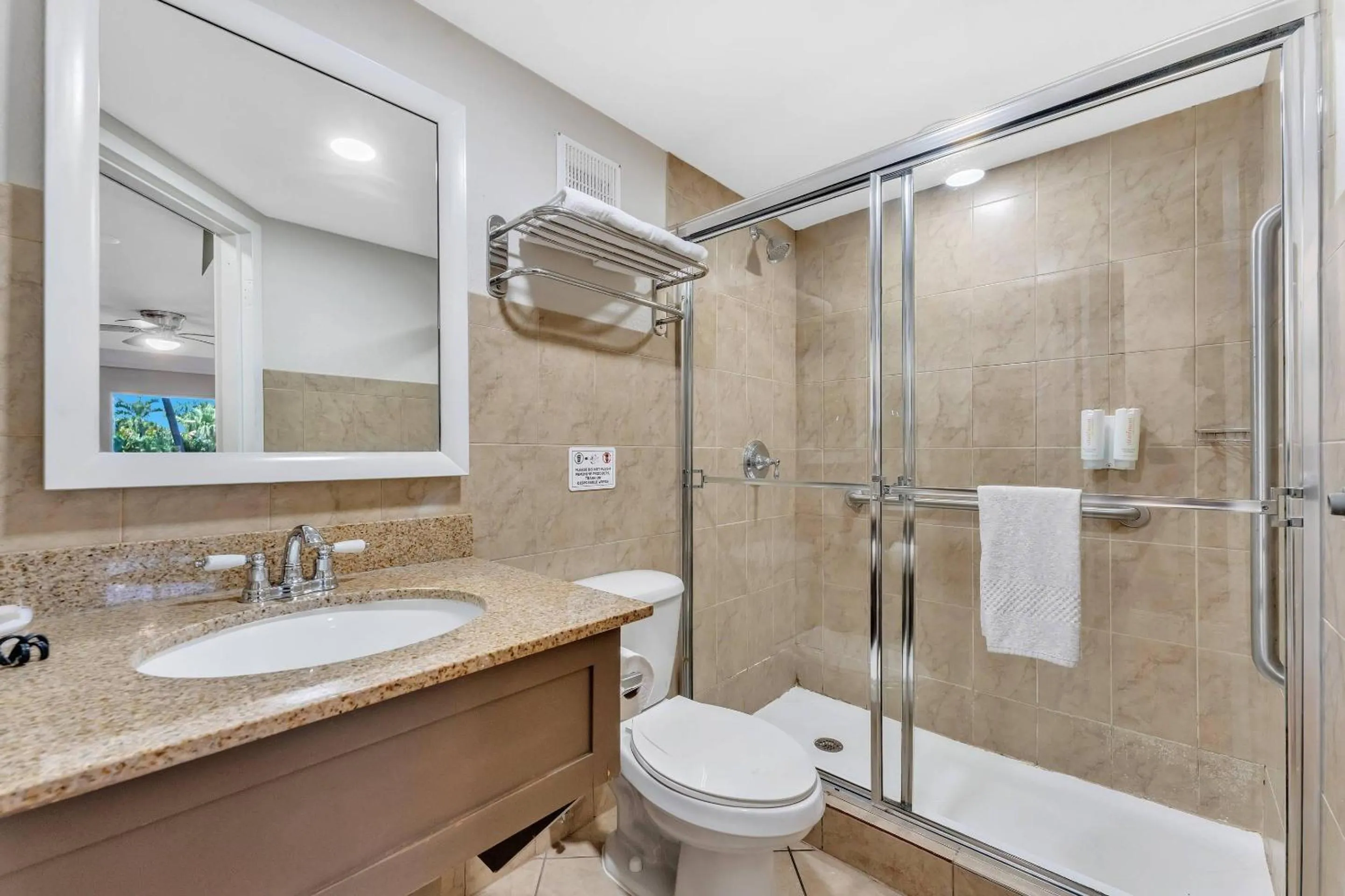 Bedroom in Rodeway Inn & Suites Fort Lauderdale Airport & Cruise Port