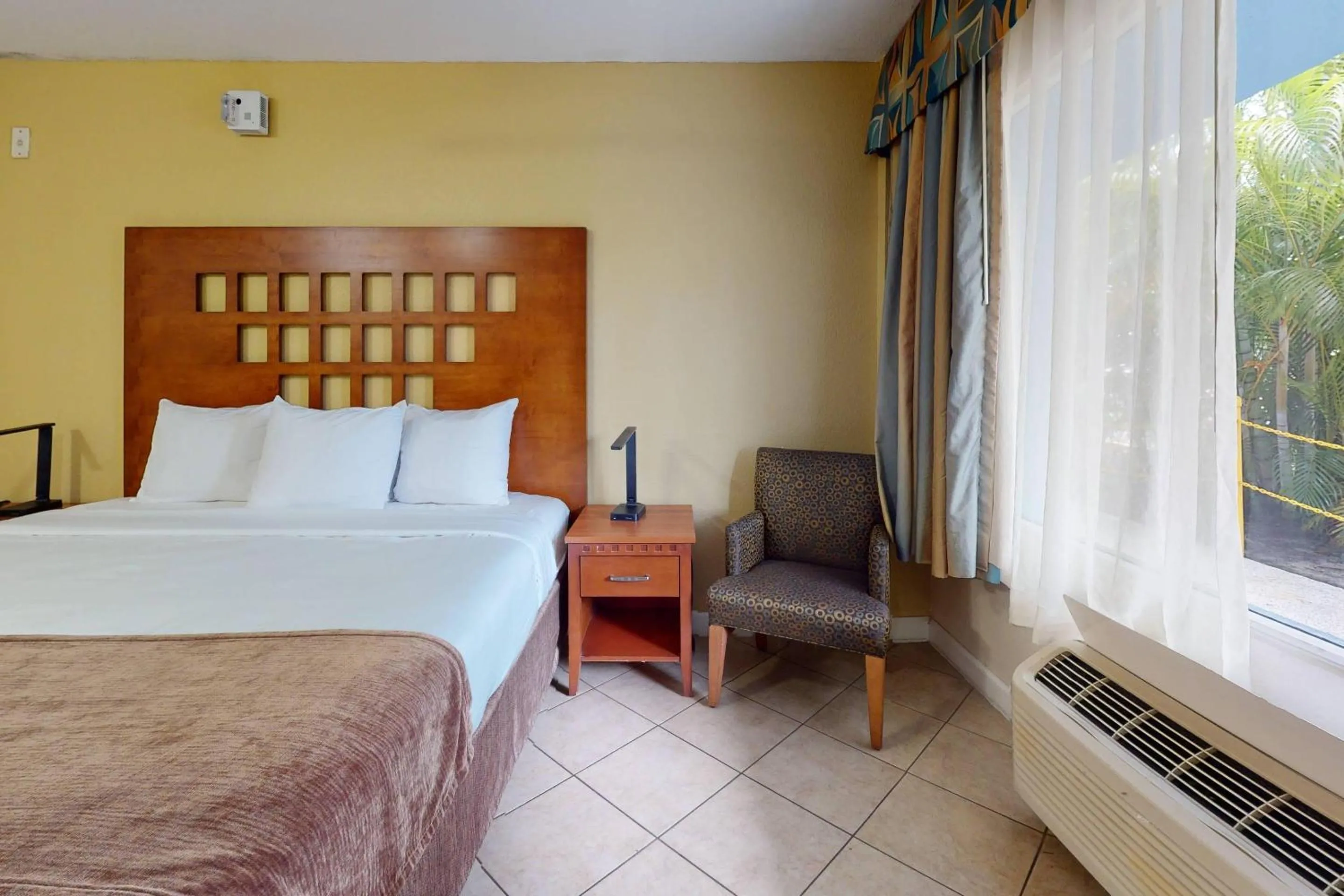 Bedroom, Bed in Rodeway Inn & Suites Fort Lauderdale Airport & Cruise Port