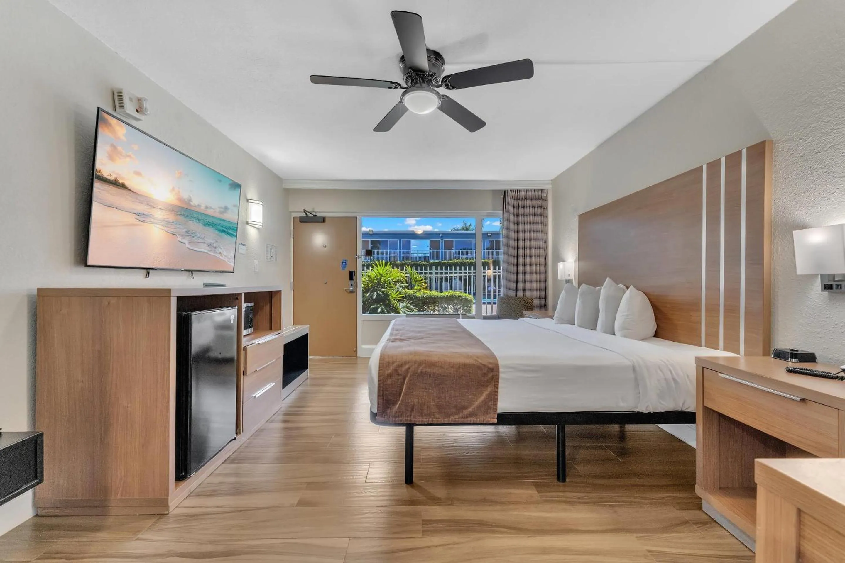 Bedroom, Bed in Rodeway Inn & Suites Fort Lauderdale Airport & Cruise Port