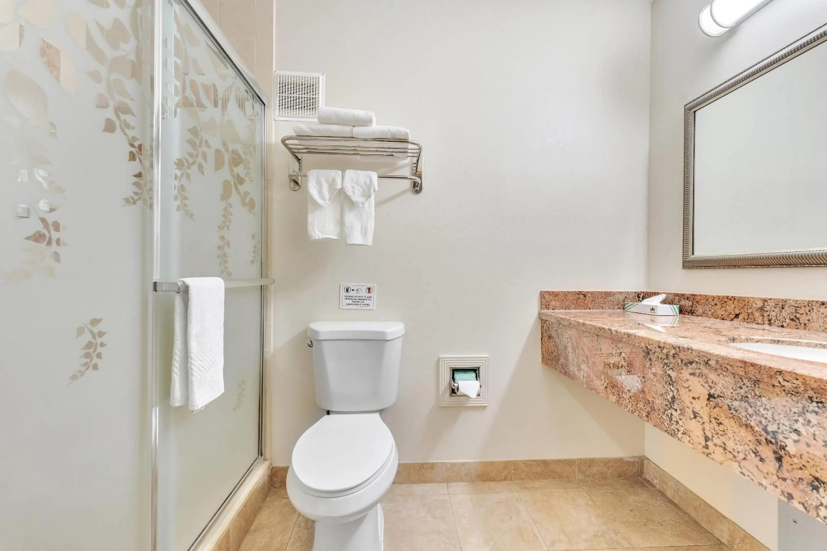 Bedroom in Rodeway Inn & Suites Fort Lauderdale Airport & Cruise Port