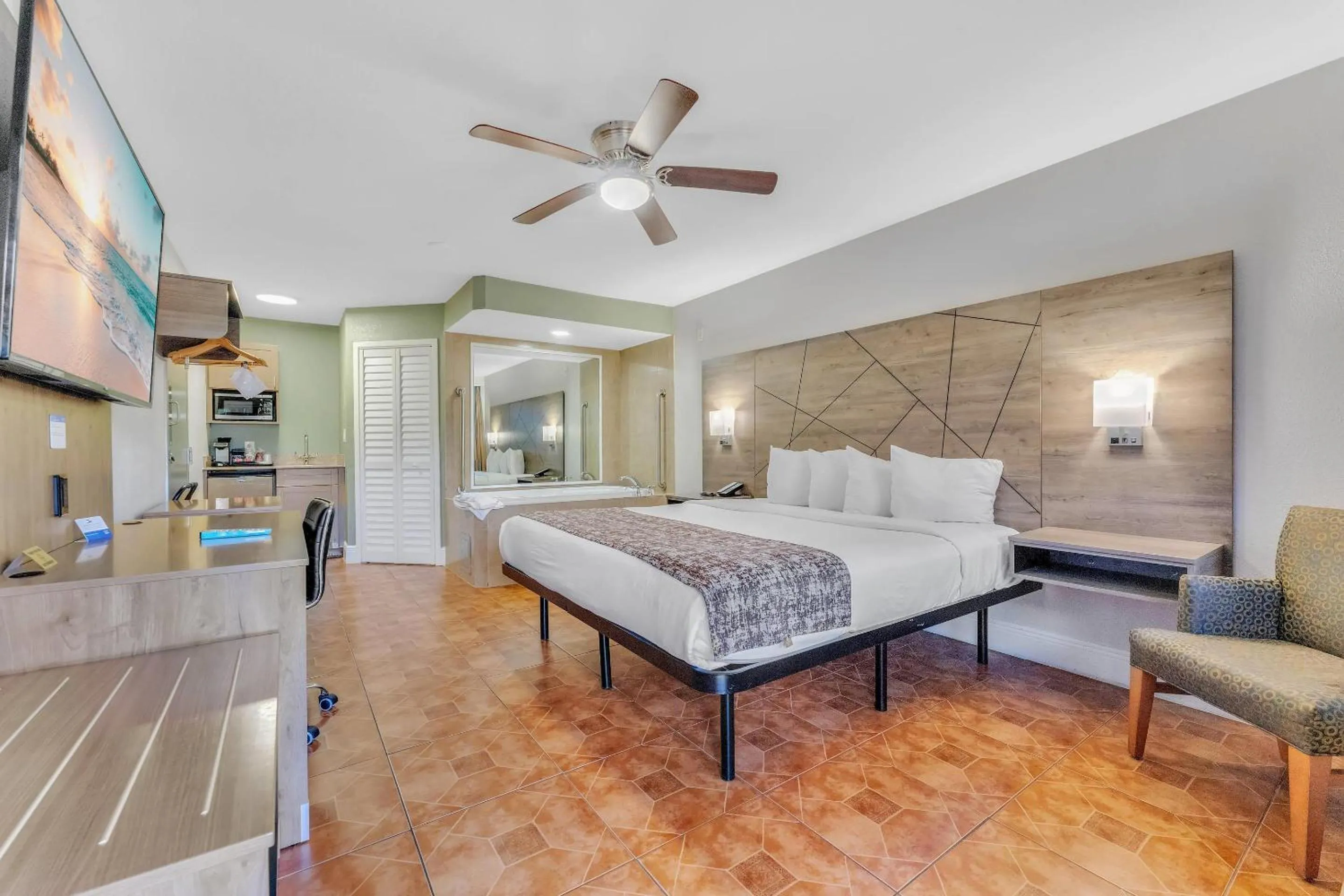 Bedroom, Bed in Rodeway Inn & Suites Fort Lauderdale Airport & Cruise Port