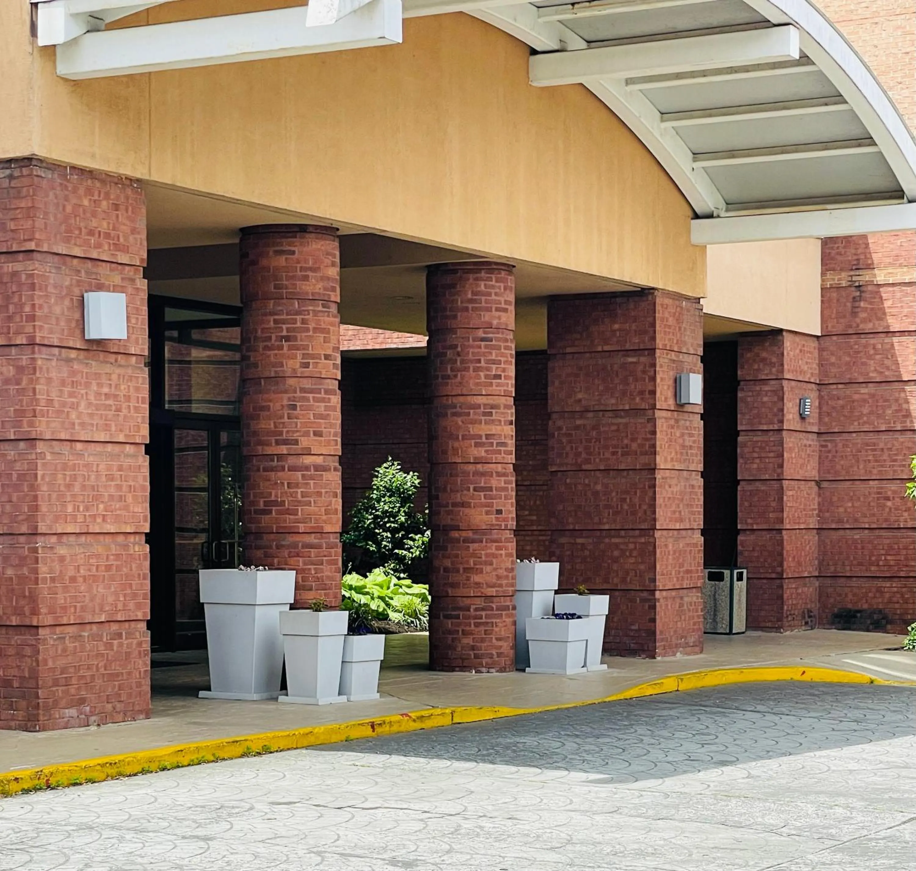 Facade/entrance in Lynchburg Grand Estate by IHG