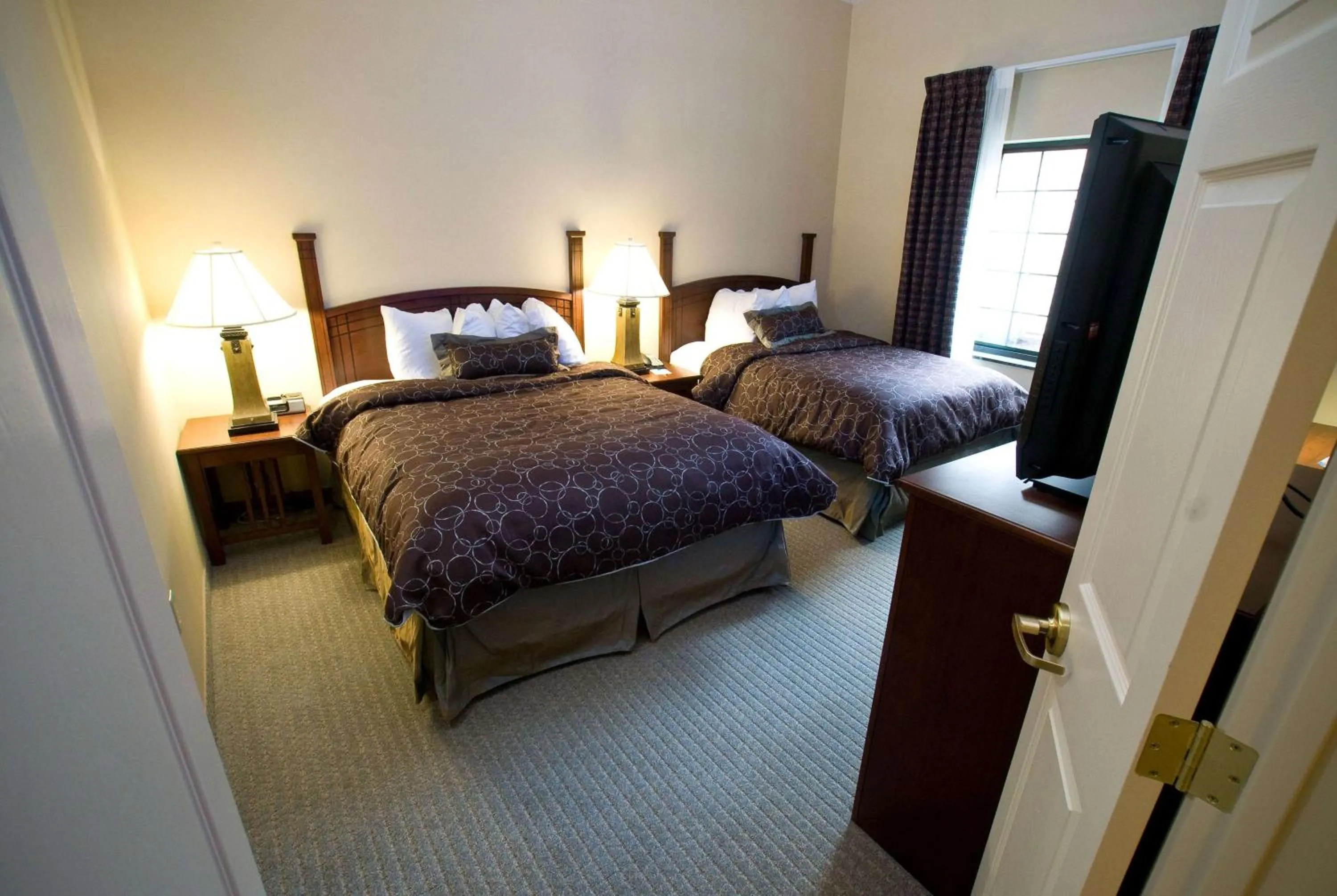 Photo of the whole room, Bed in Staybridge Suites Williamsville Buffalo by IHG