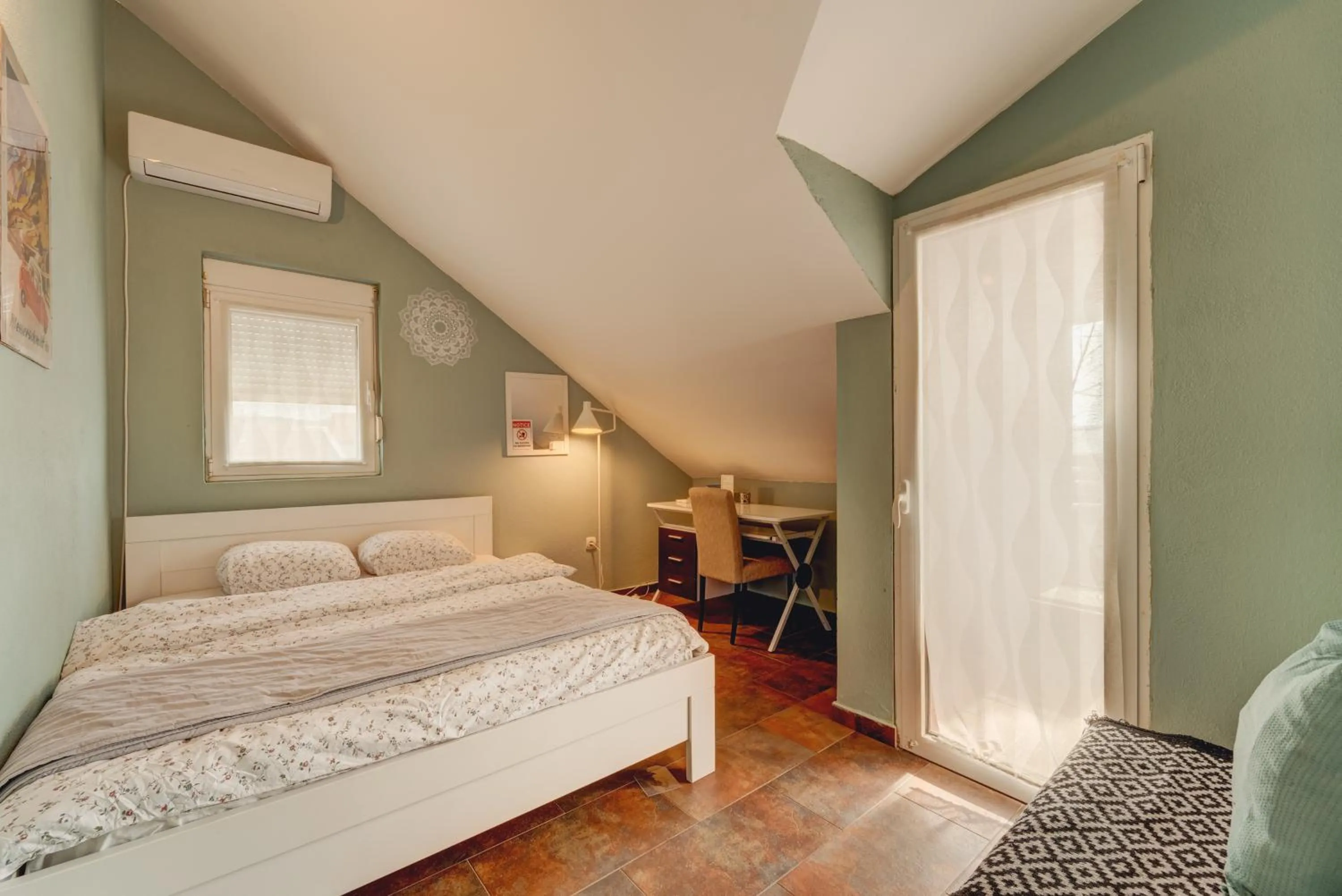 Double or Twin Room with Shared Bathroom in Q PODGORICA Beds,Rooms and more