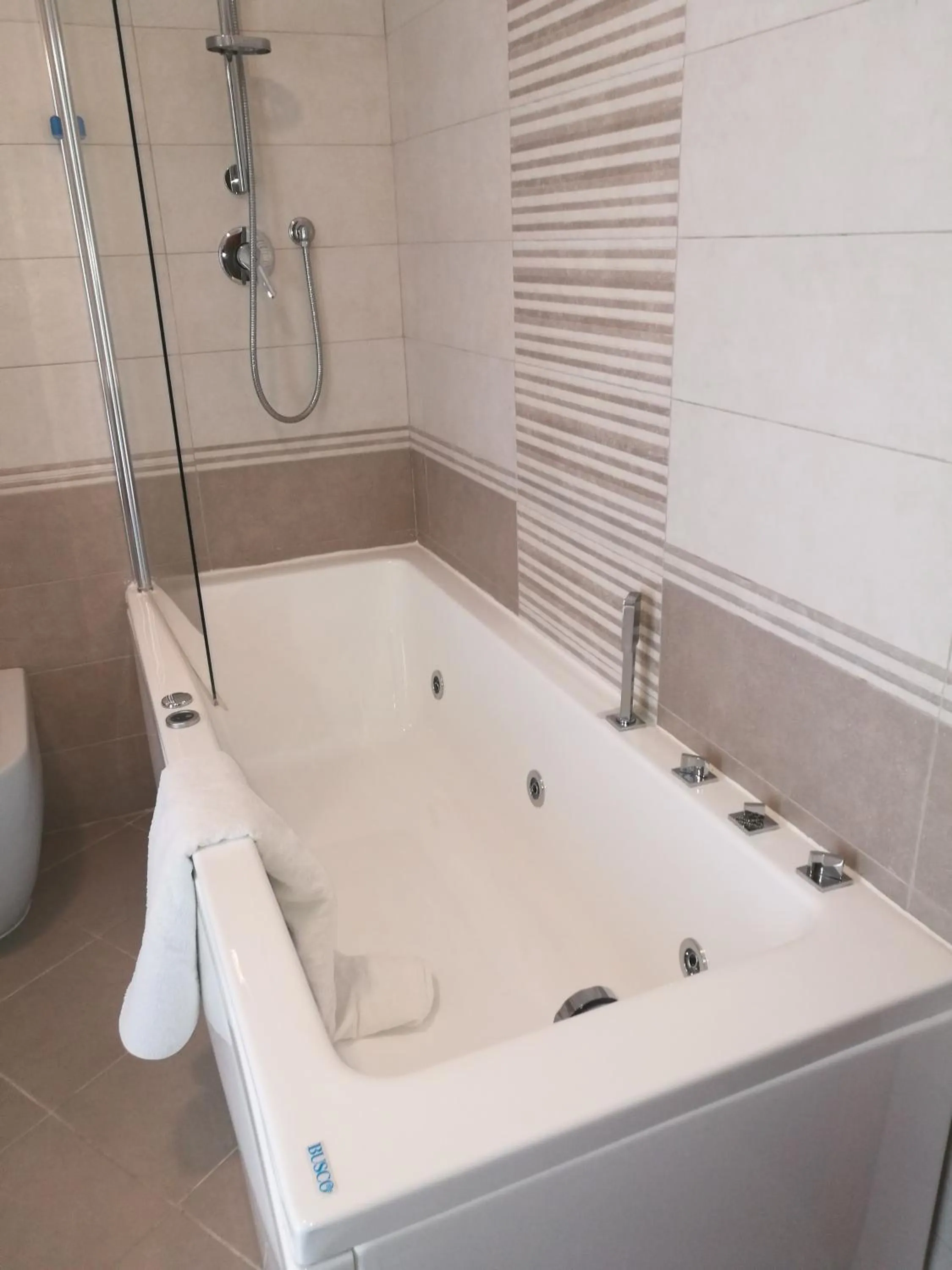 Hot Tub in Da Fabio Bed and Breakfast