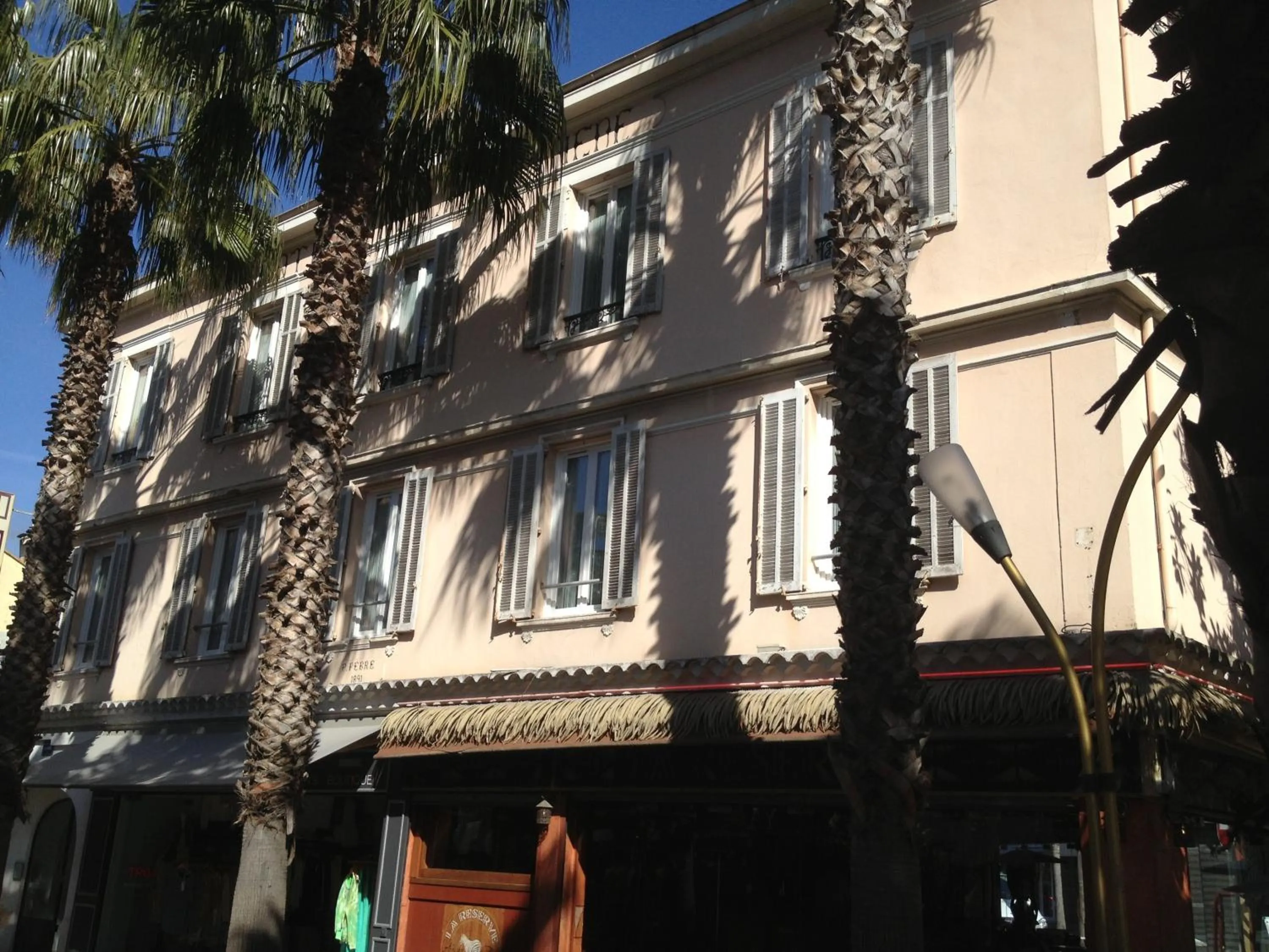 Property building in Hôtel de la Pinède