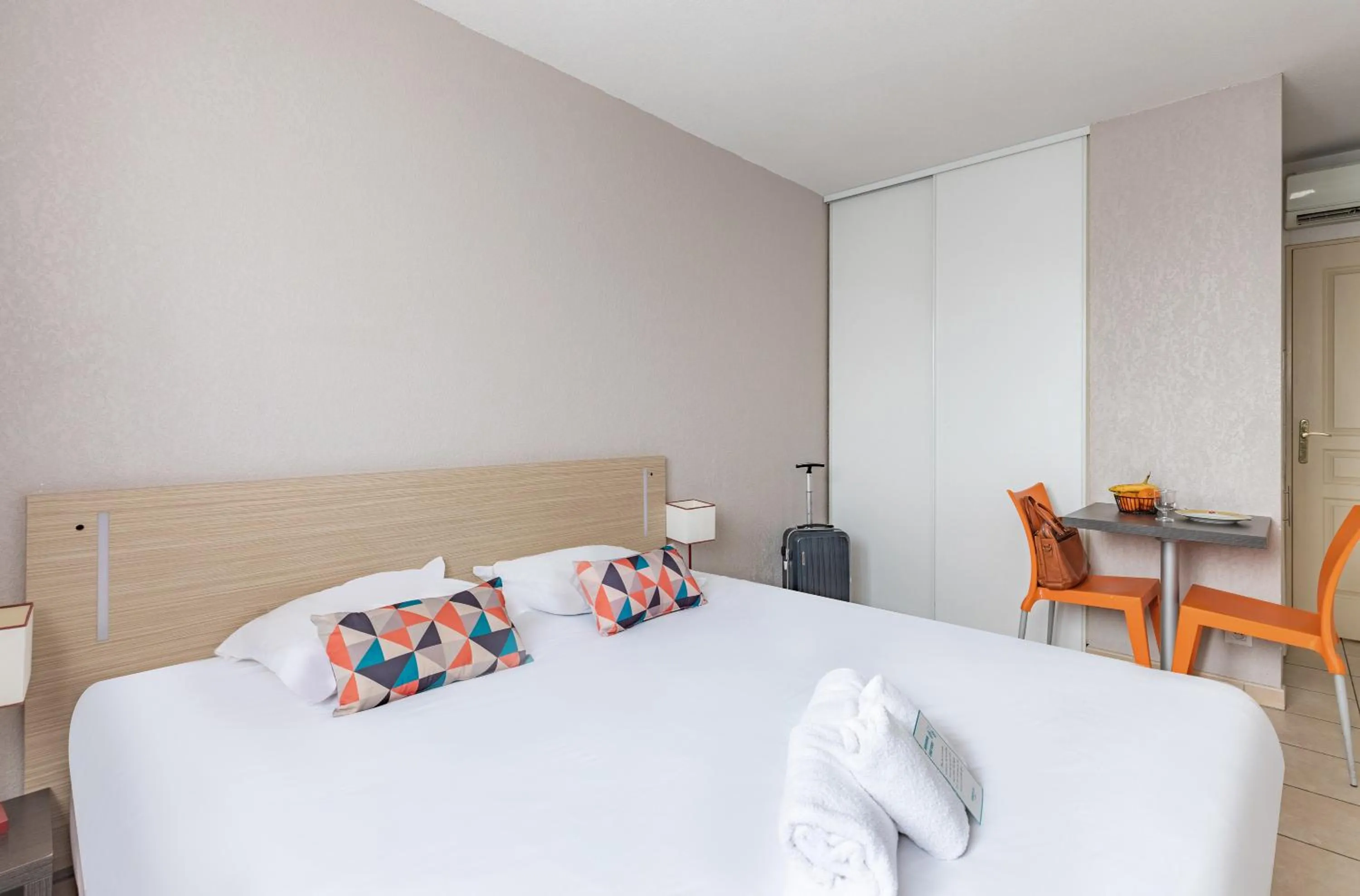 Bed in Appart'City Classic Marseille Aéroport - Vitrolles