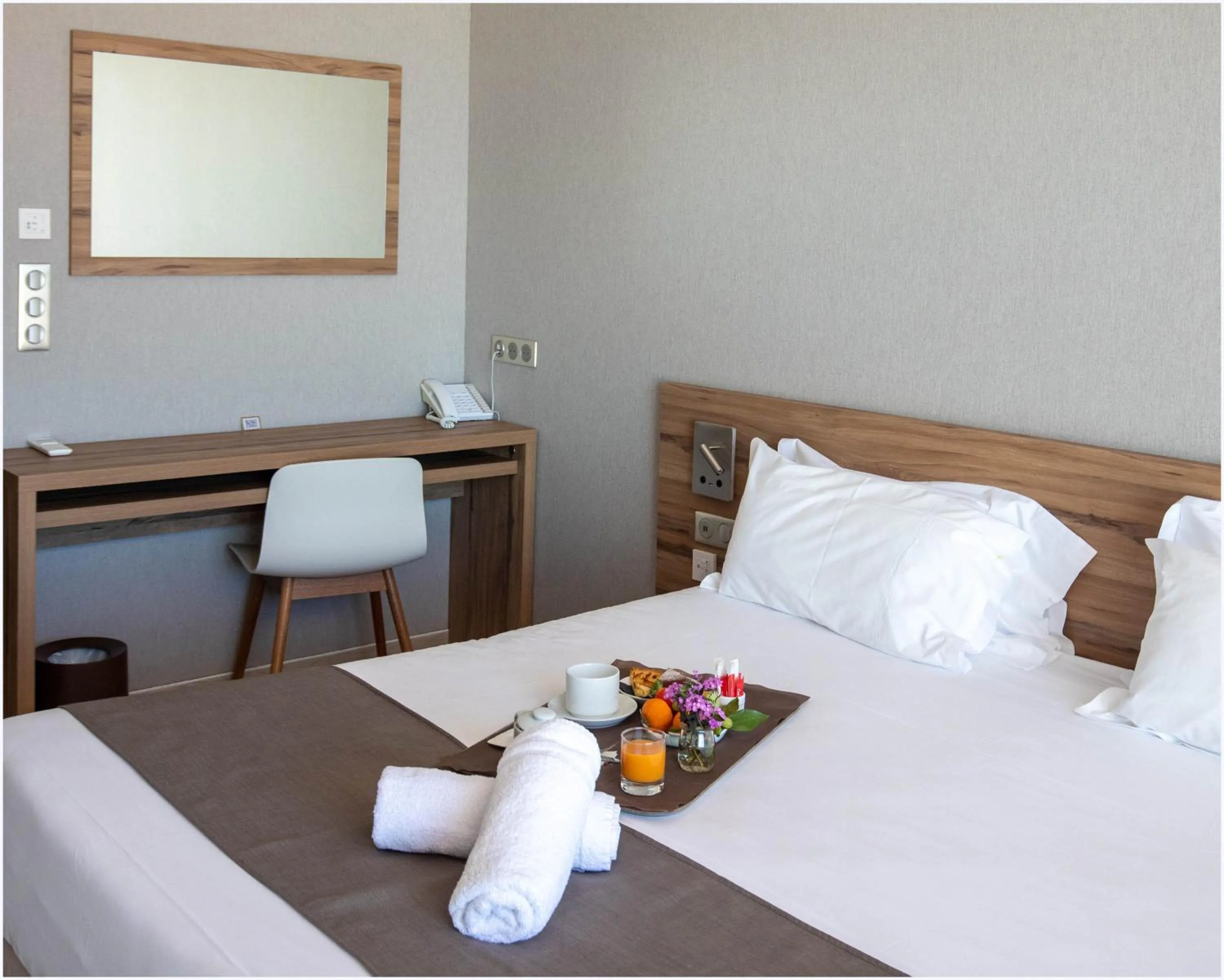 Photo of the whole room, Bed in Hôtel Cala di Sole