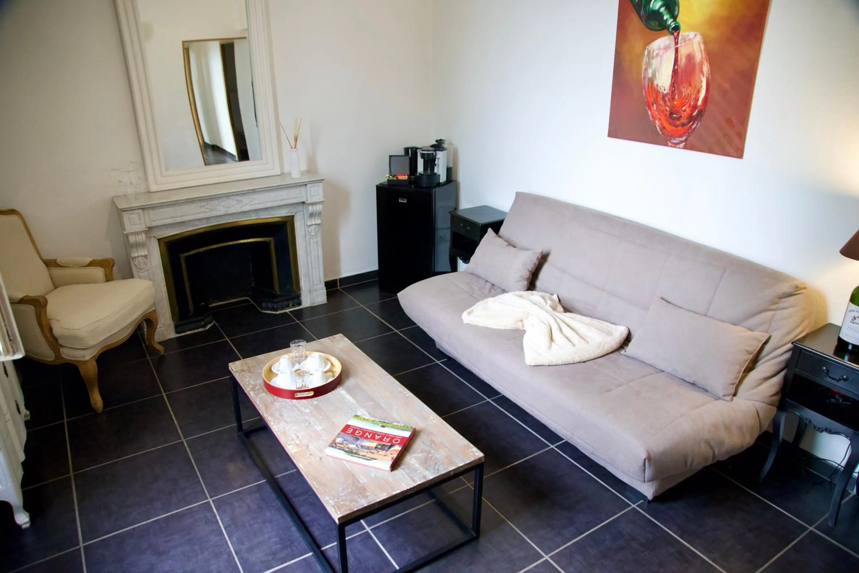 Coffee/tea facilities in LA MAISON CIARA - Suites et chambres