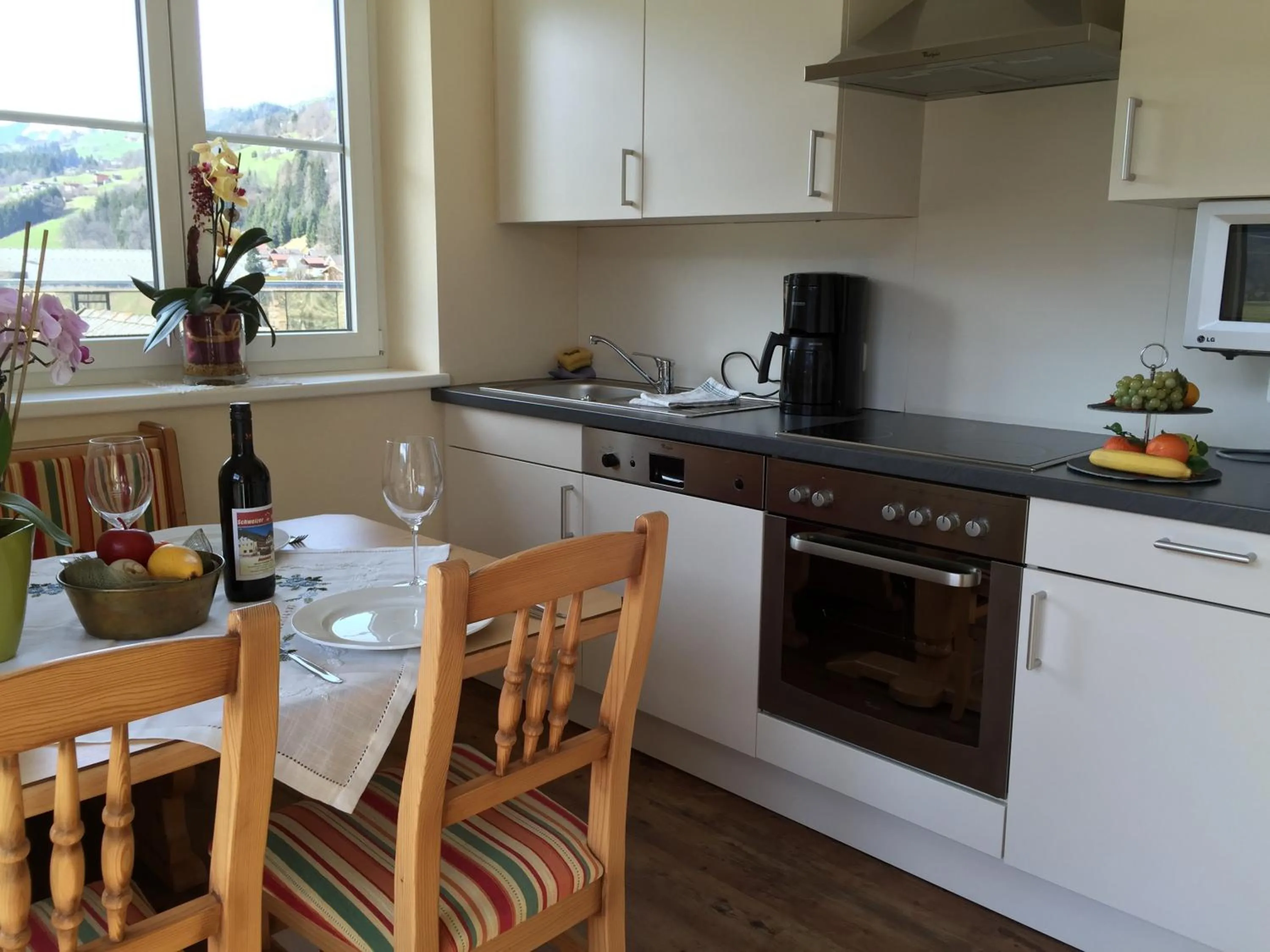 Kitchen or kitchenette in Hotel Gasthof Schweizerhaus