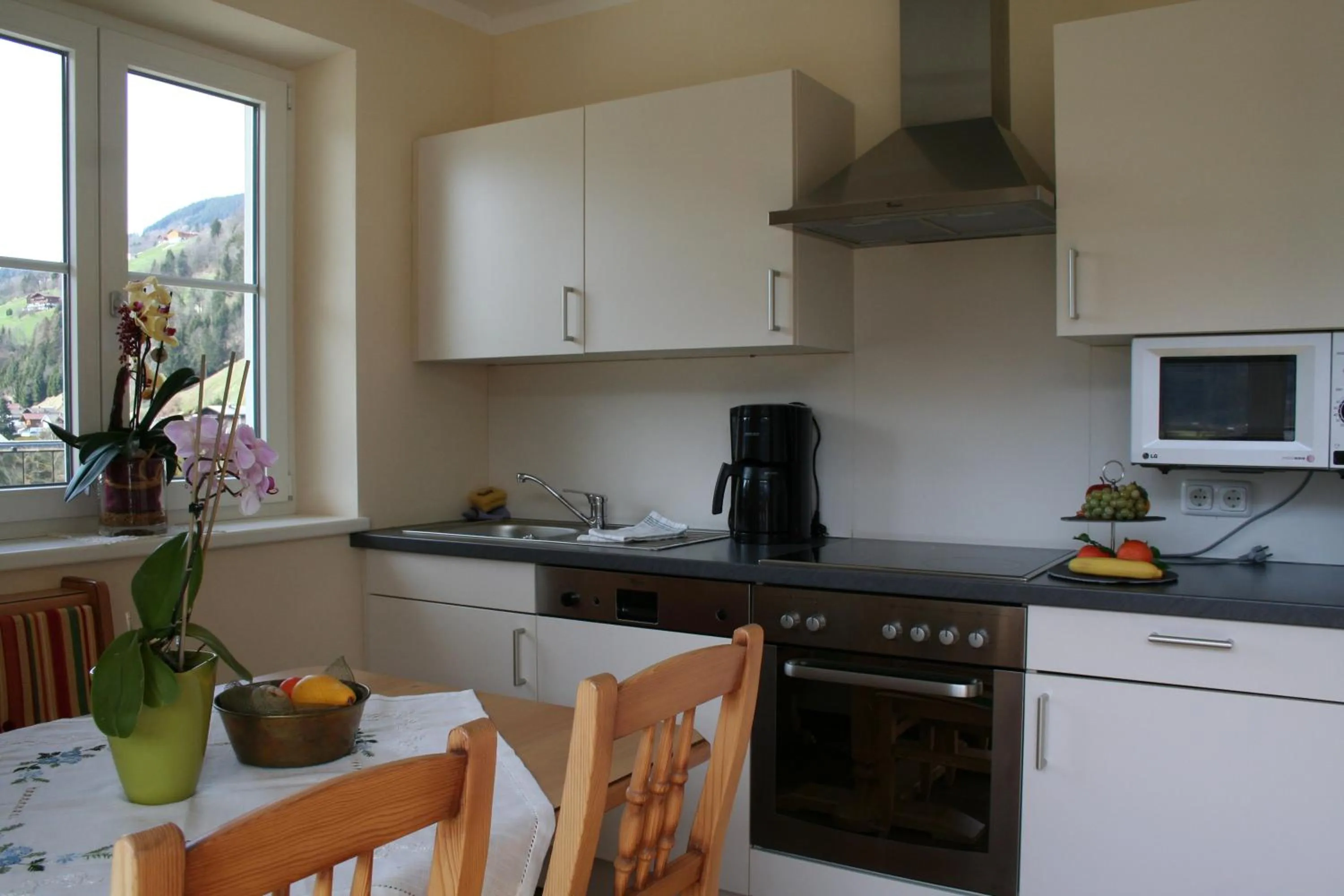 Kitchen or kitchenette in Hotel Gasthof Schweizerhaus