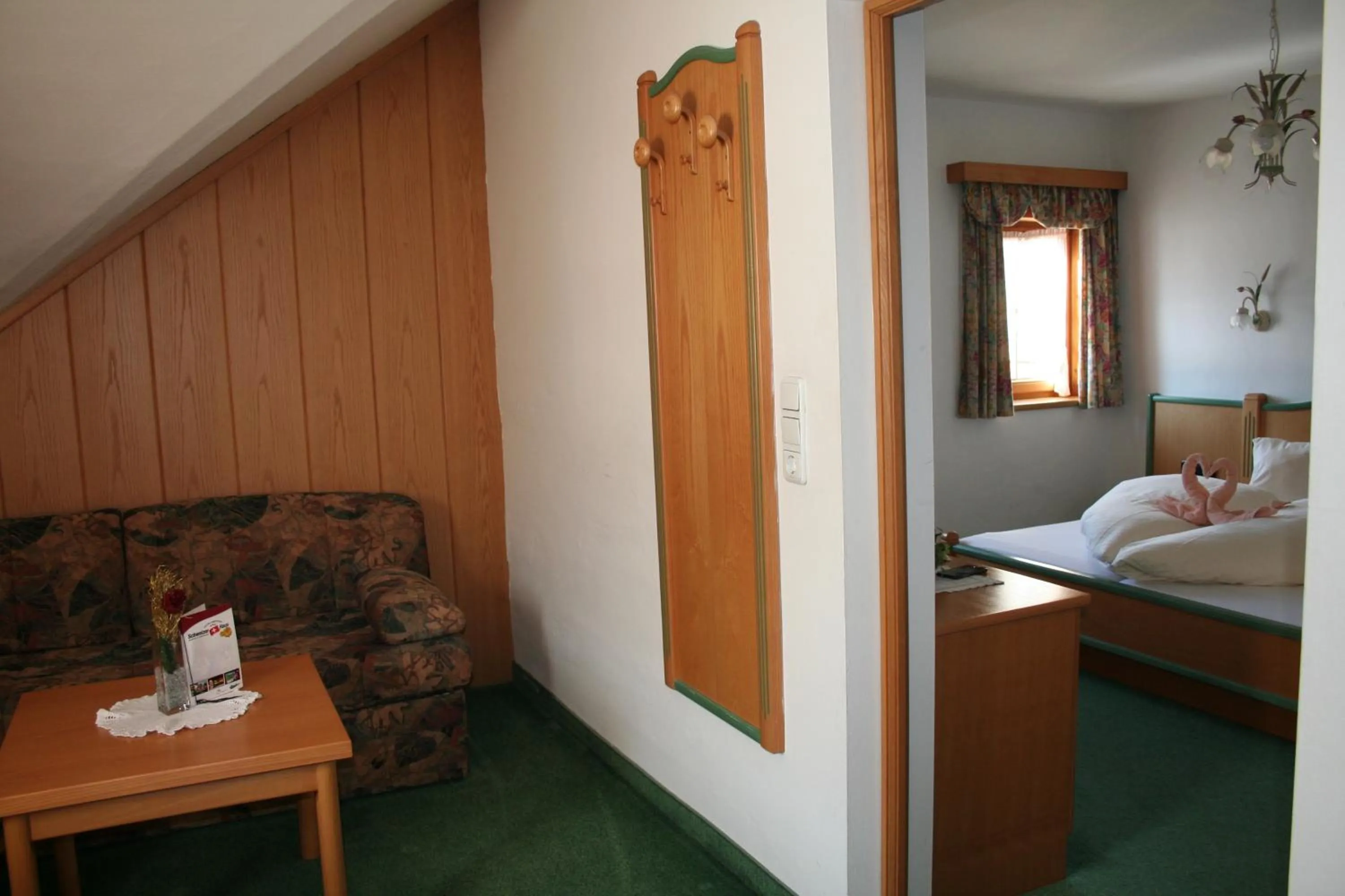 Shower, Bed in Hotel Gasthof Schweizerhaus