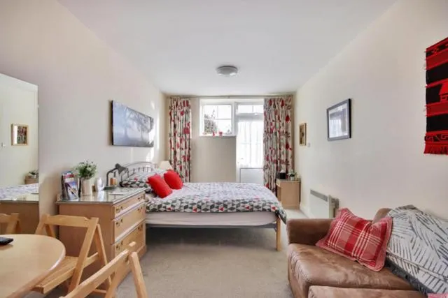 Photo of the whole room, Bed in High Banks studio