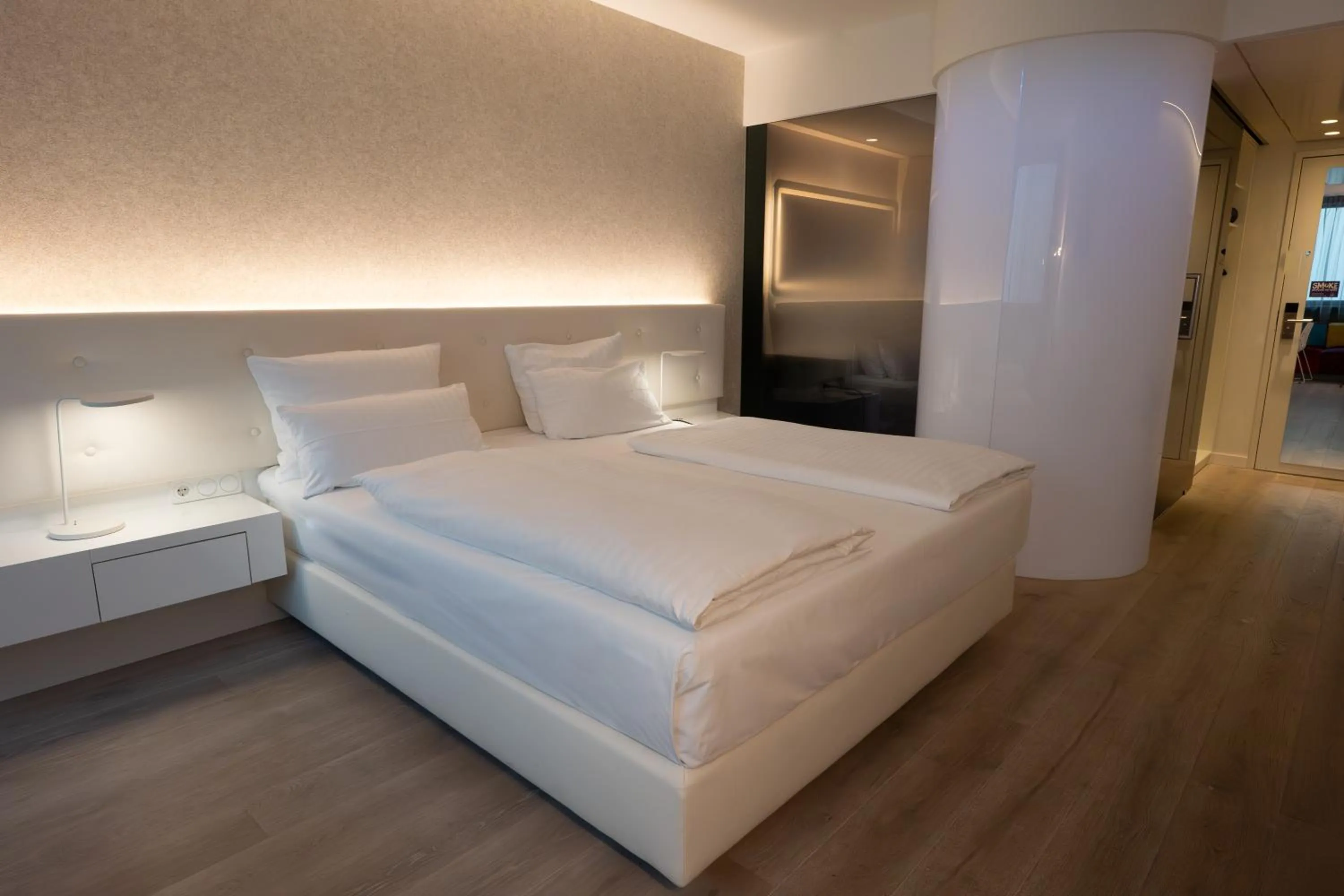 Photo of the whole room, Bed in Jaz in the City Stuttgart