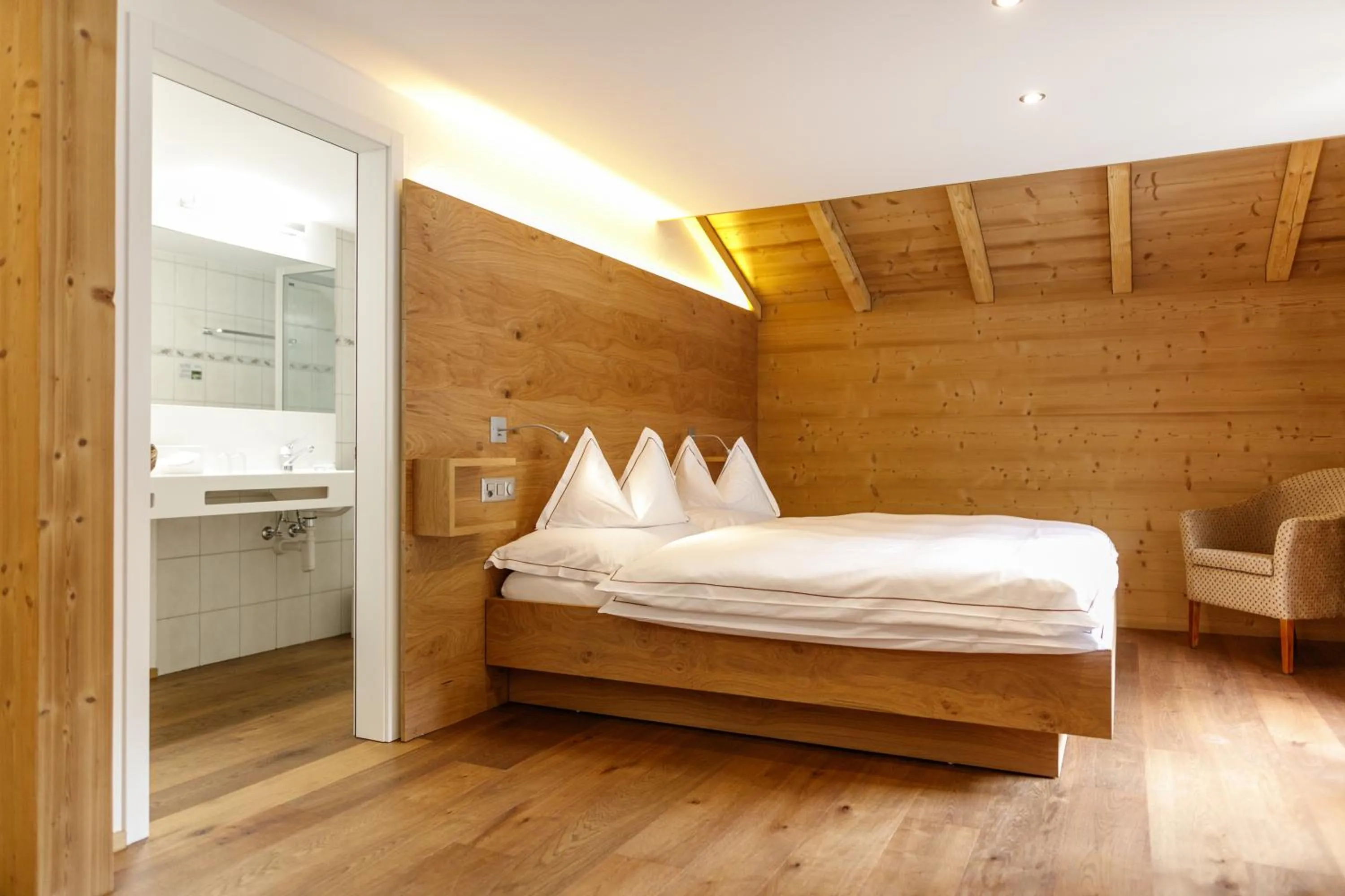 Bed in Hotel Edelweiss Blatten Lötschental