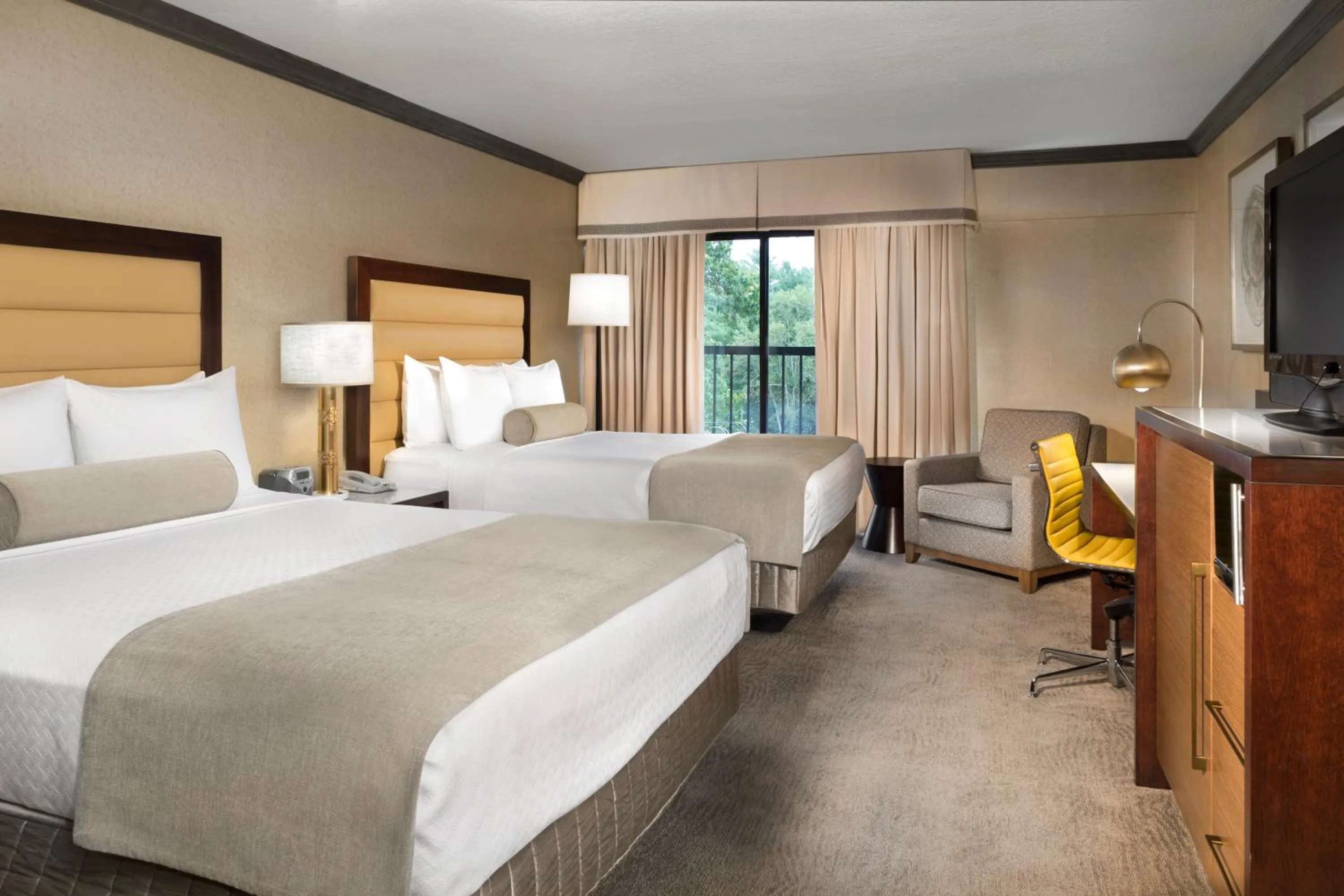 Photo of the whole room, Bed in Crowne Plaza Resort Asheville by IHG
