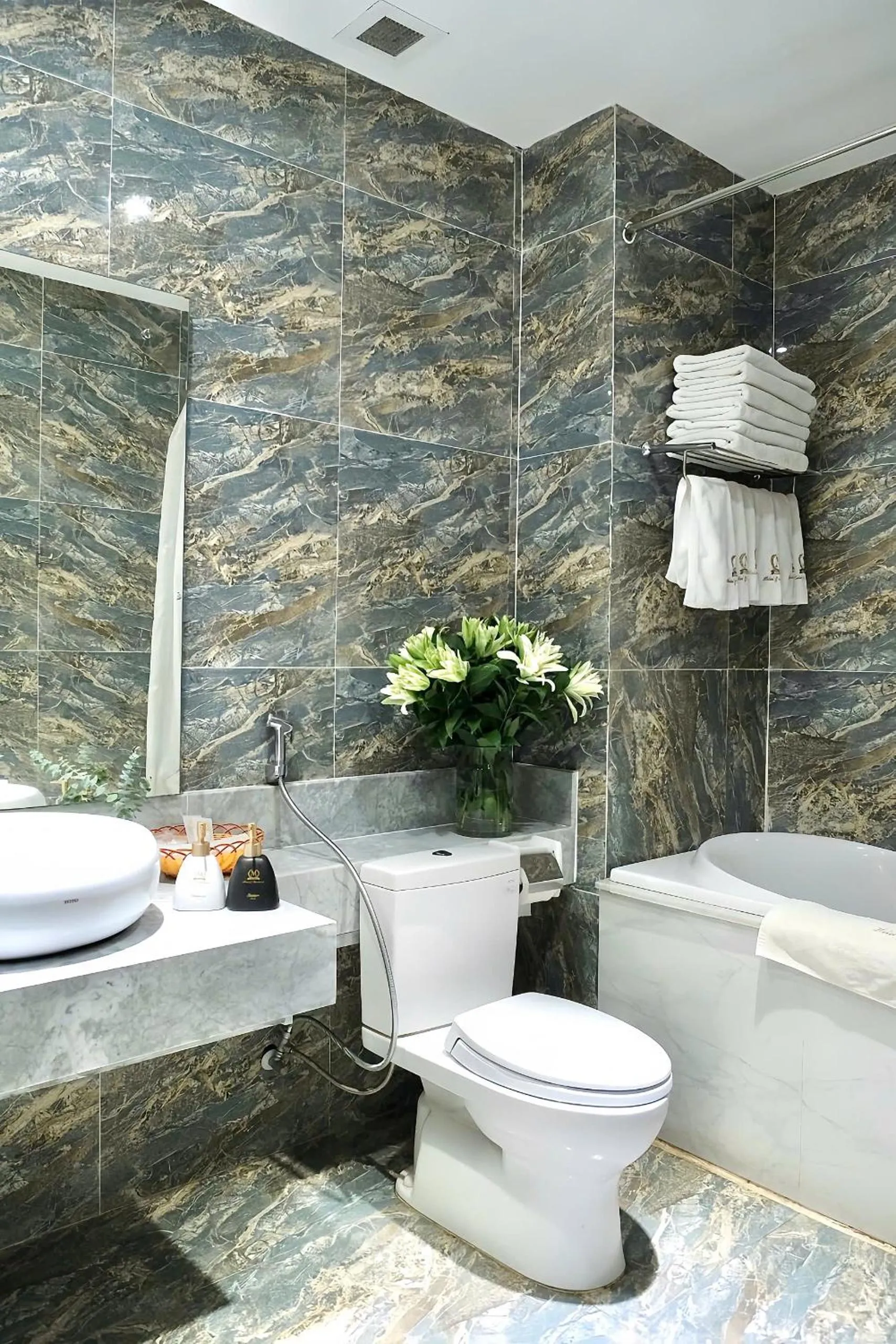 Bathroom in Kim Minh Apartment & Hotel