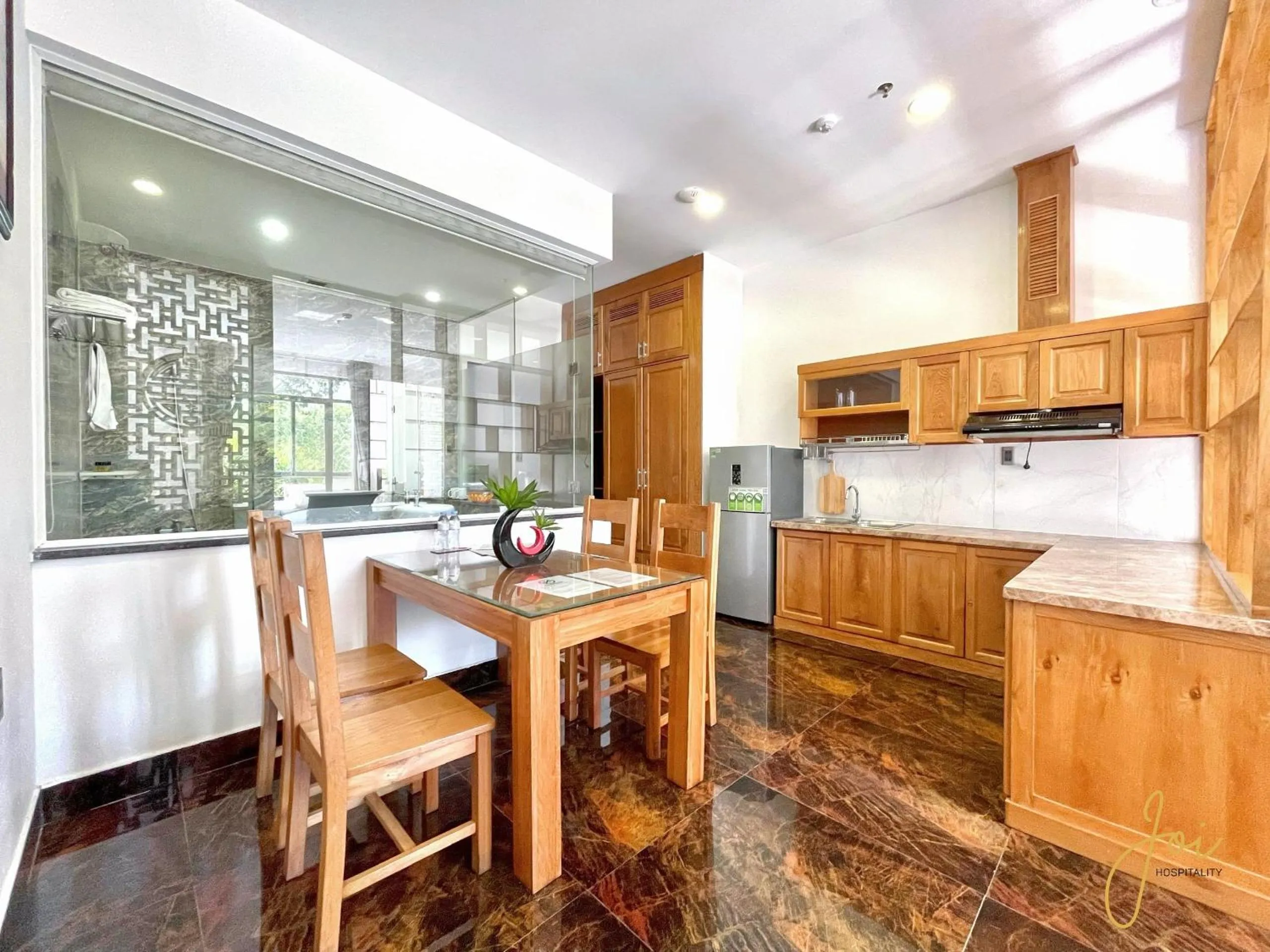 Communal kitchen in Kim Minh Apartment & Hotel