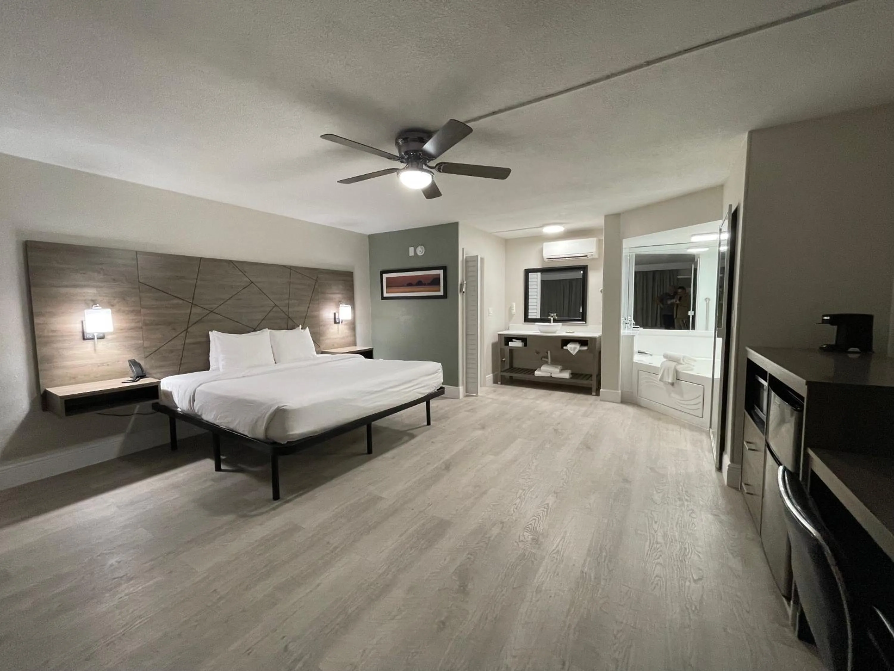 Bed in Quality Inn & Suites Airport-Cruise Port Hollywood